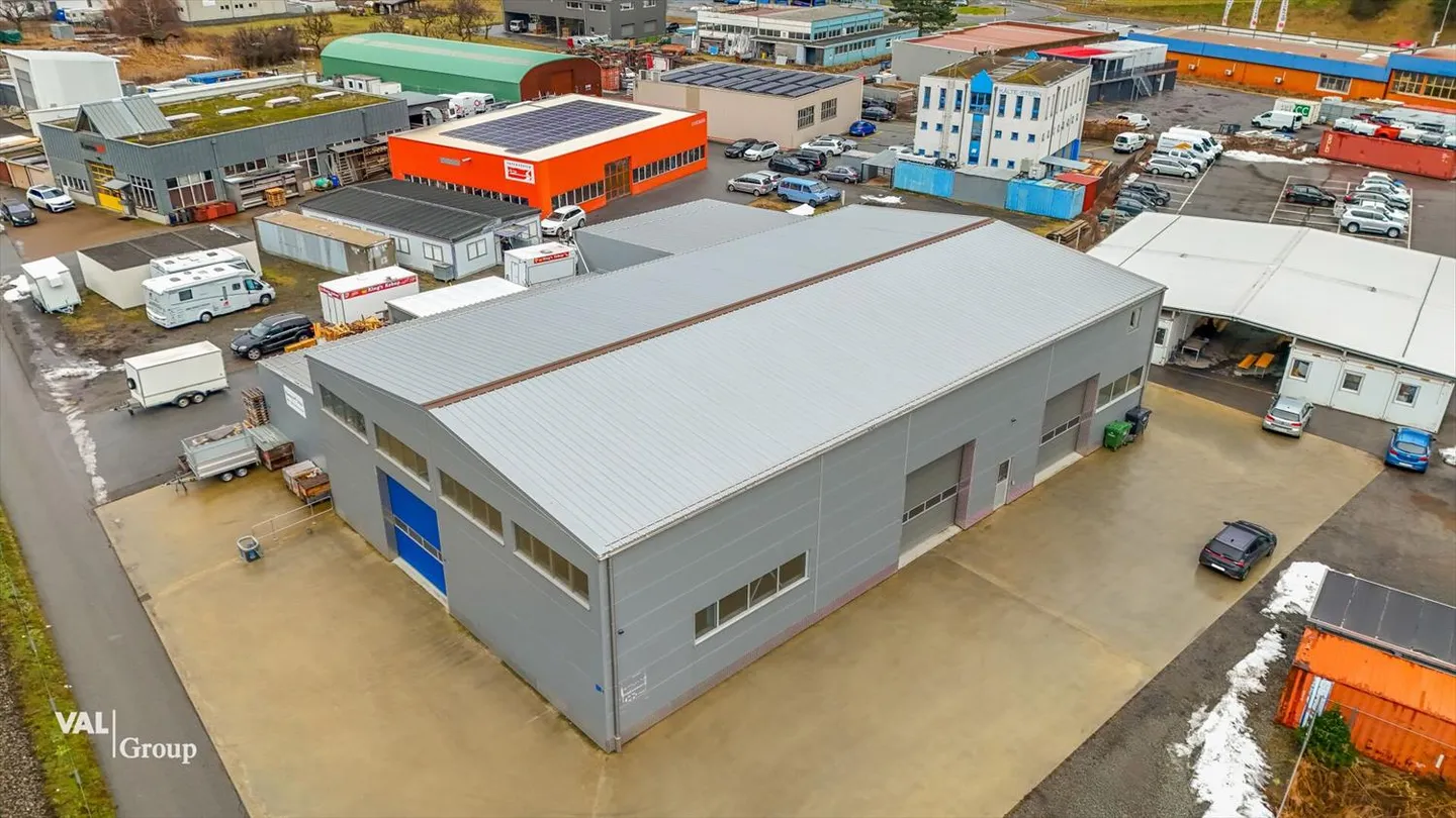 Spacious warehouse and commercial hall in an optimal location for your business - Photo 4 of 10