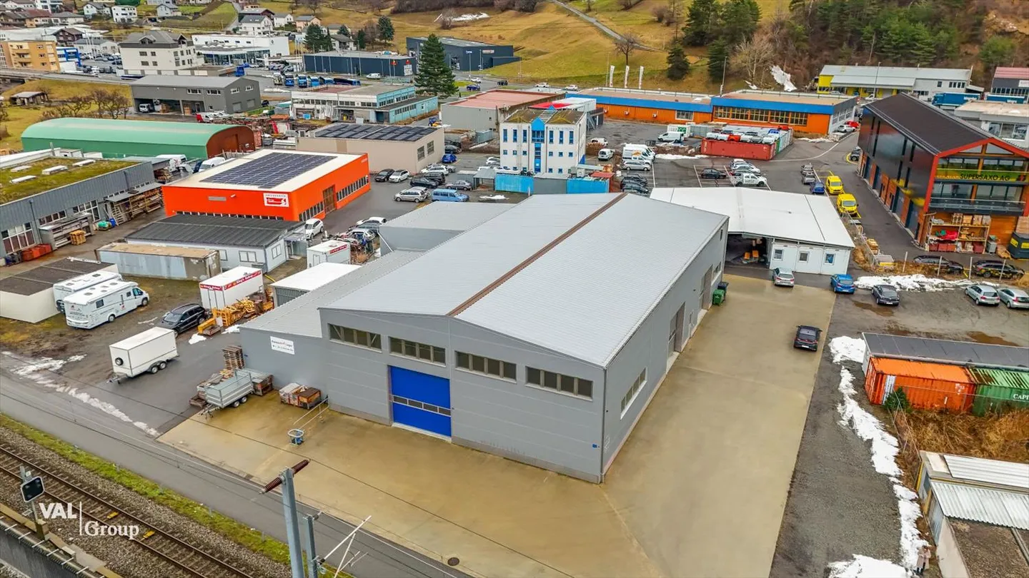 Spacious warehouse and commercial hall in an optimal location for your business - Photo 5 of 10