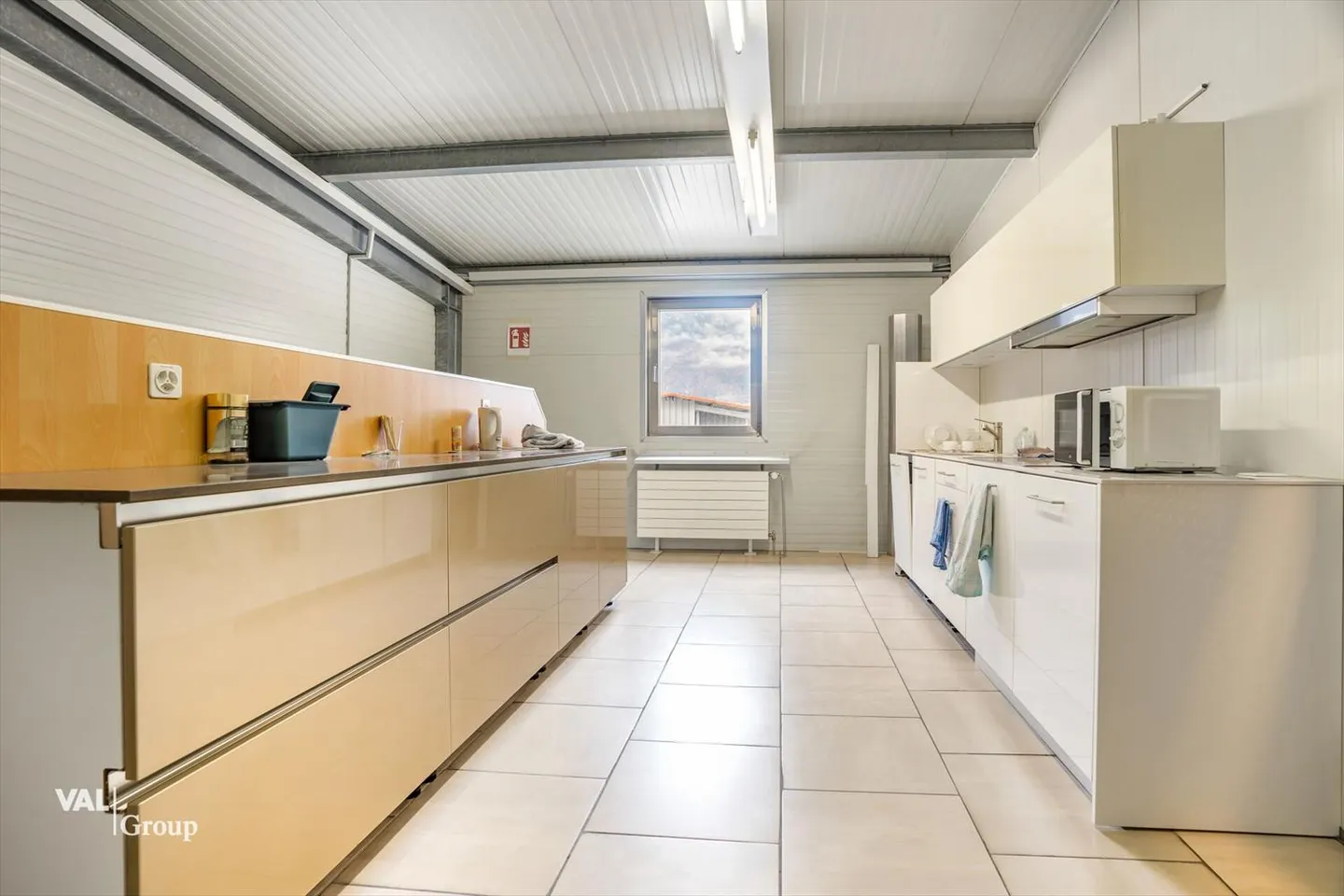 Spacious warehouse and commercial hall in an optimal location for your business - Photo 6 of 10