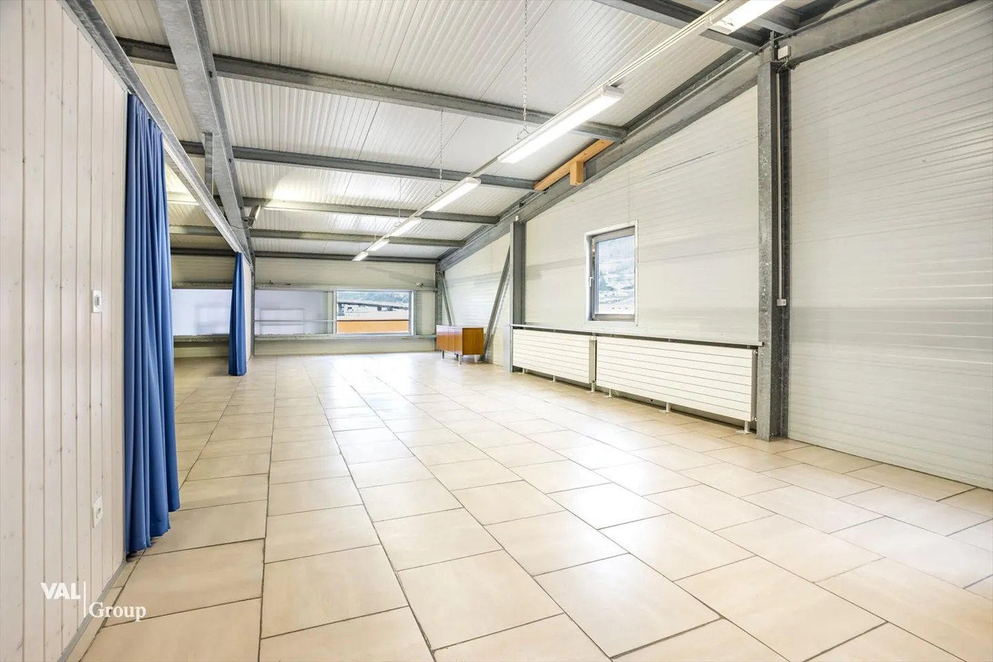 Spacious warehouse and commercial hall in an optimal location for your business - Photo 8 of 10