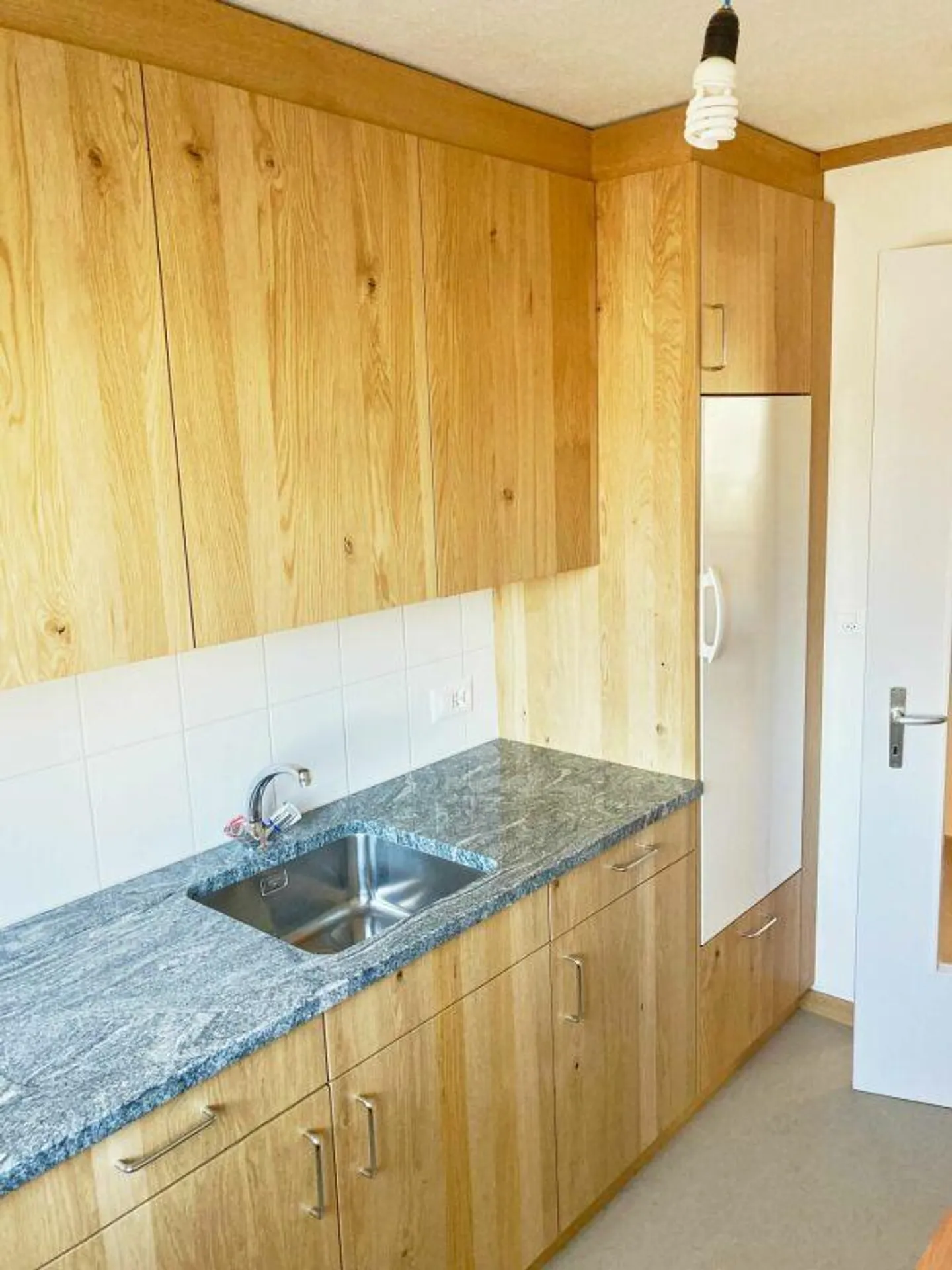 Appartement 3½ pièces partiellement rénové, situé au centre, dans un endroit calme - Photo 3 sur 5