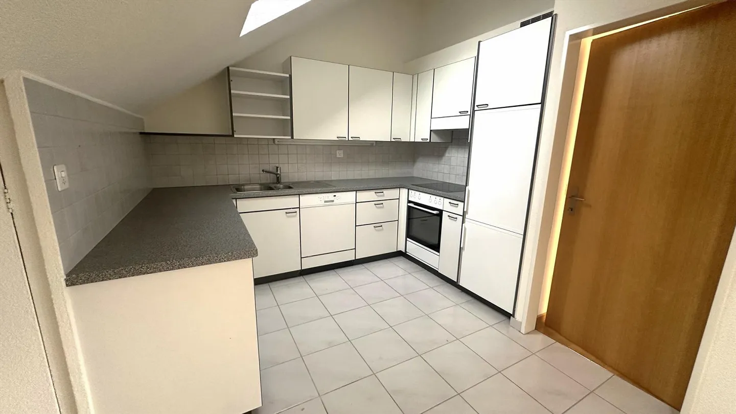 Large 3.5-room attic apartment in Allschwil - Photo 5 of 11