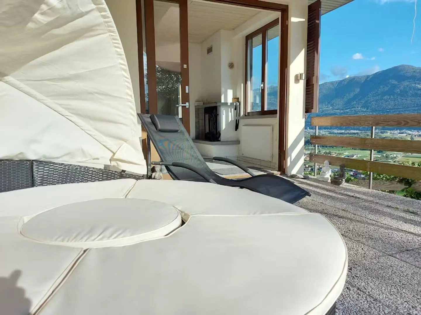 Chalet with Stunning Views - Photo 5 of 10