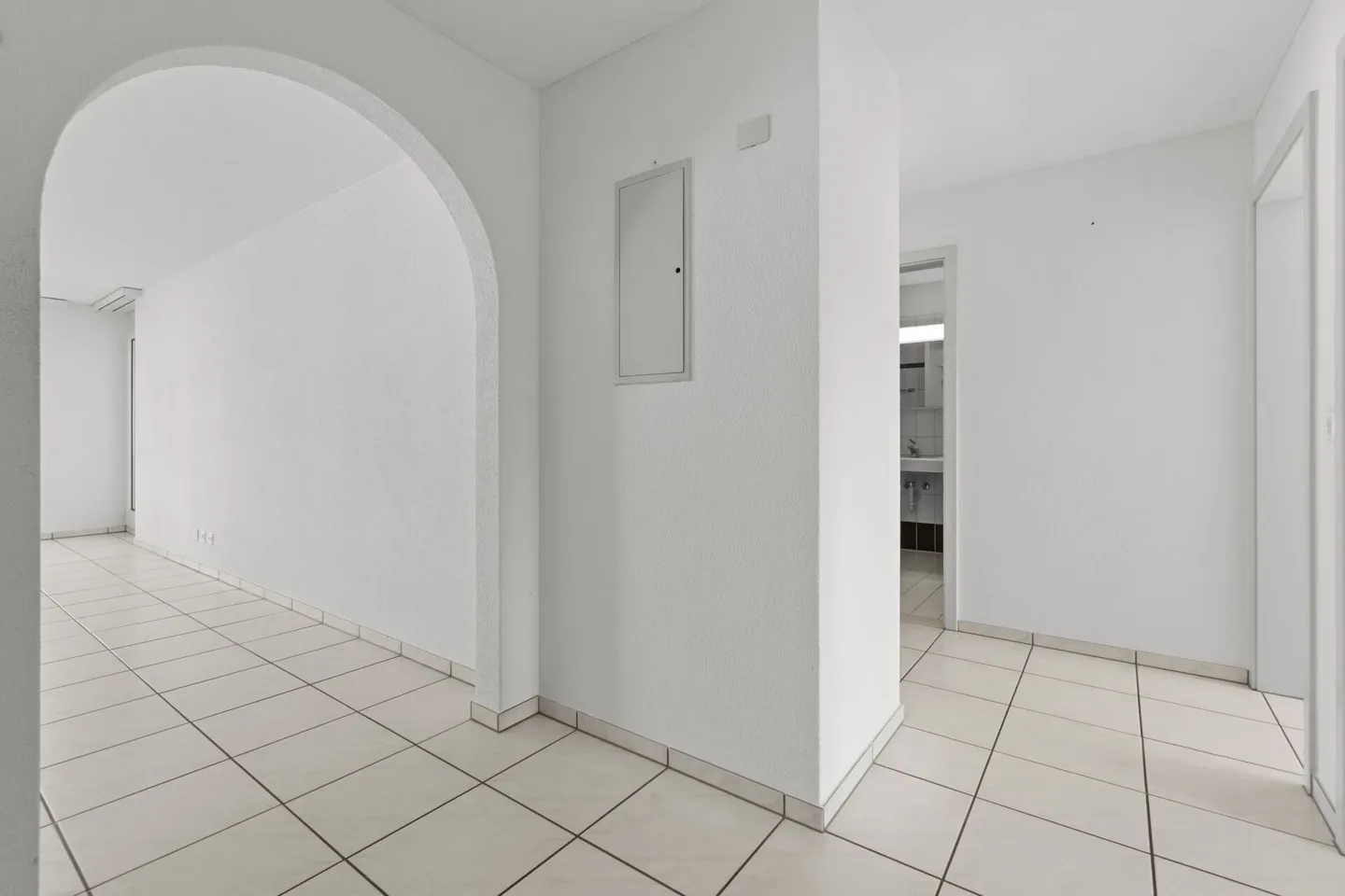 Bright 3.5-room apartment with sunny balcony and view into the greenery - Photo 4 of 11