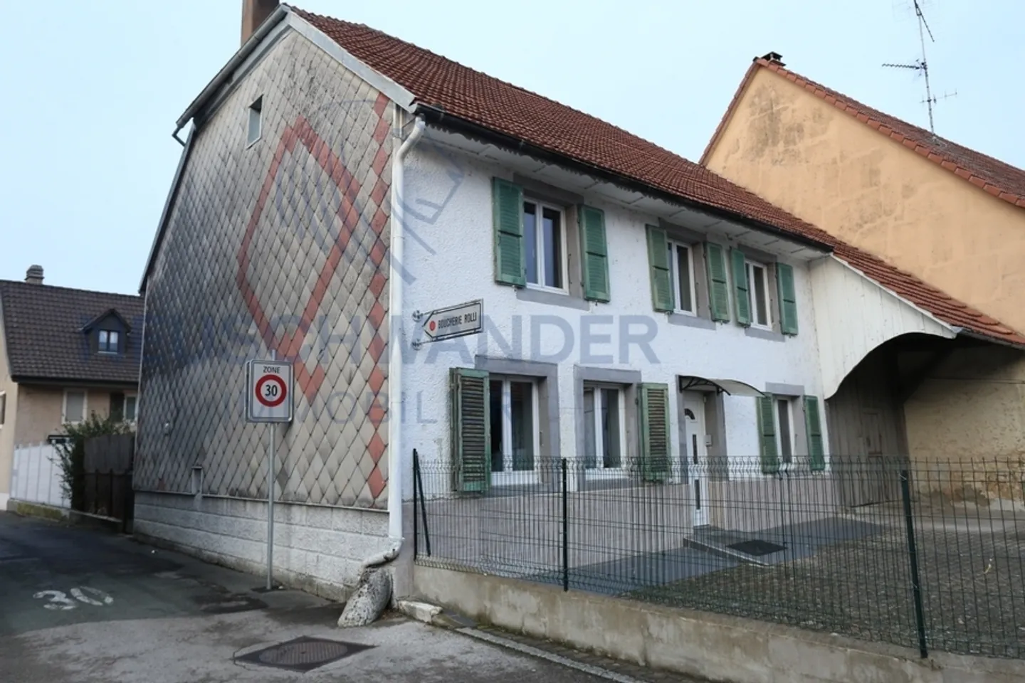 Large renovated building in the middle of the village in a quiet area. - Photo 2 of 15