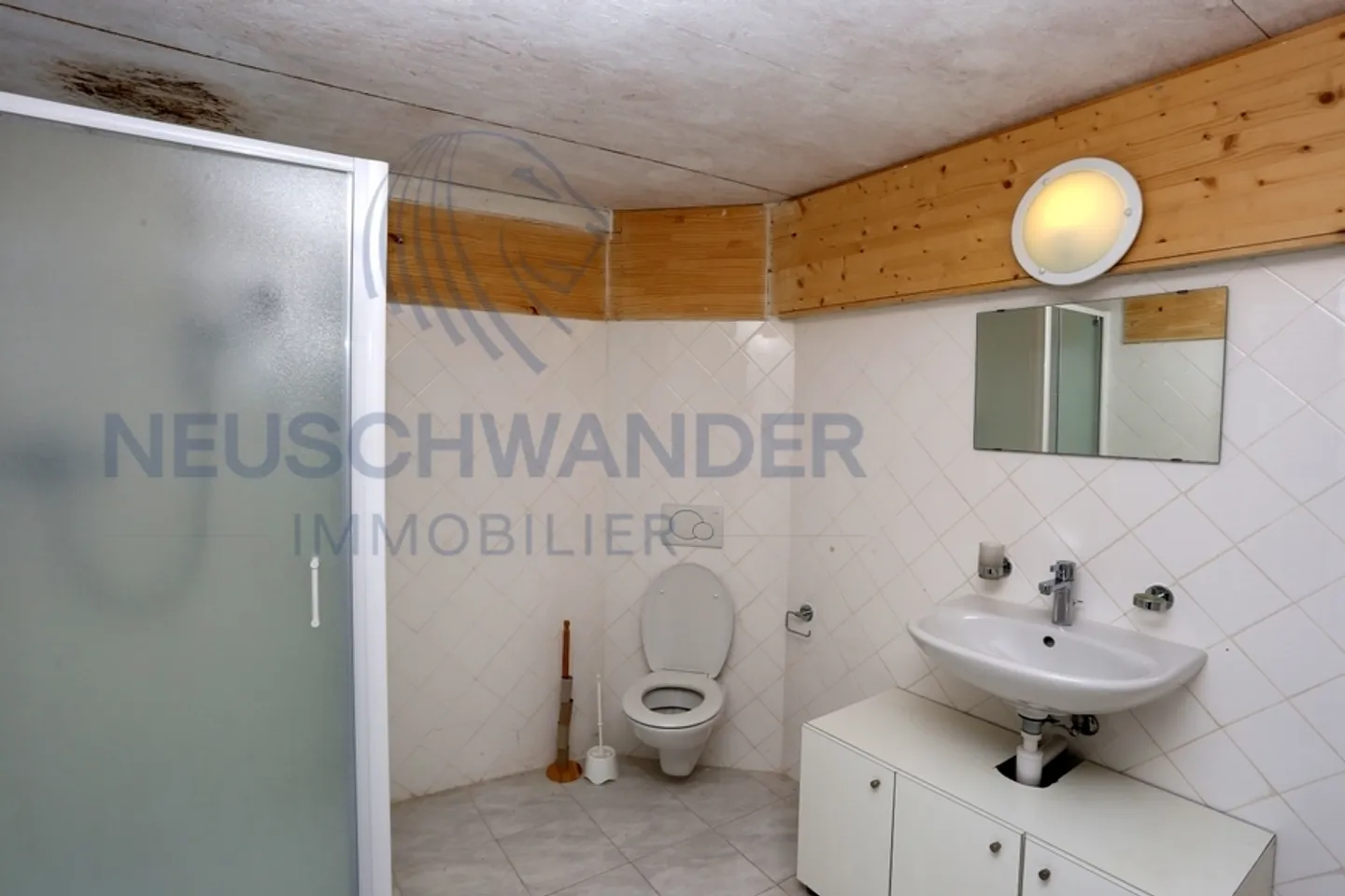 Large renovated building in the middle of the village in a quiet area. - Photo 7 of 15