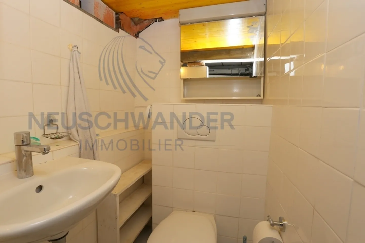 Large renovated building in the middle of the village in a quiet area. - Photo 9 of 15