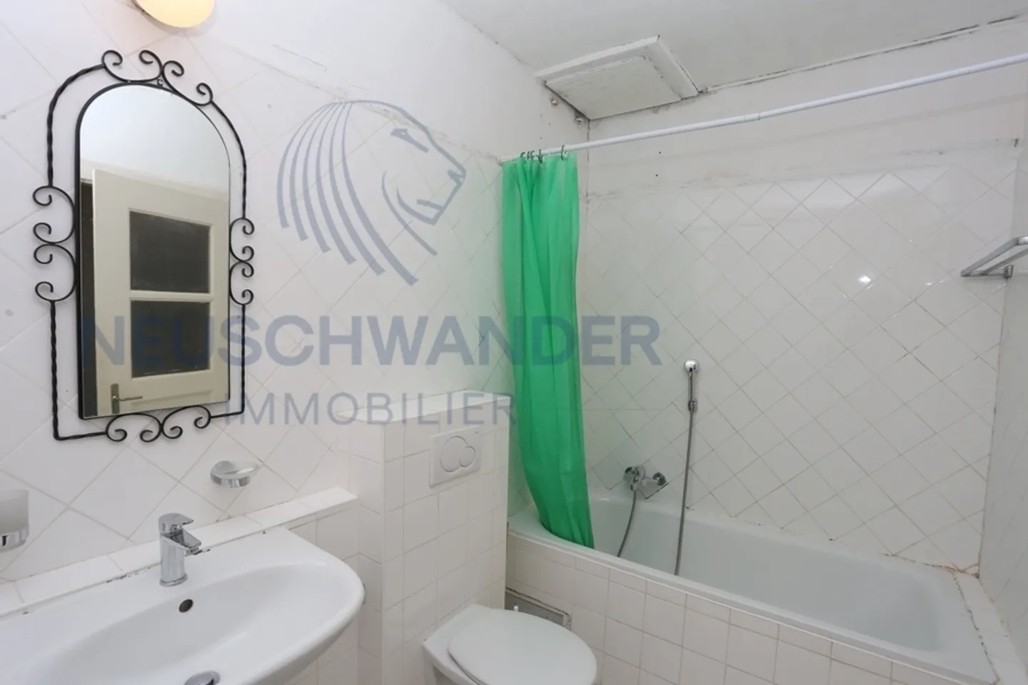 Large renovated building in the middle of the village in a quiet area. - Photo 8 of 15