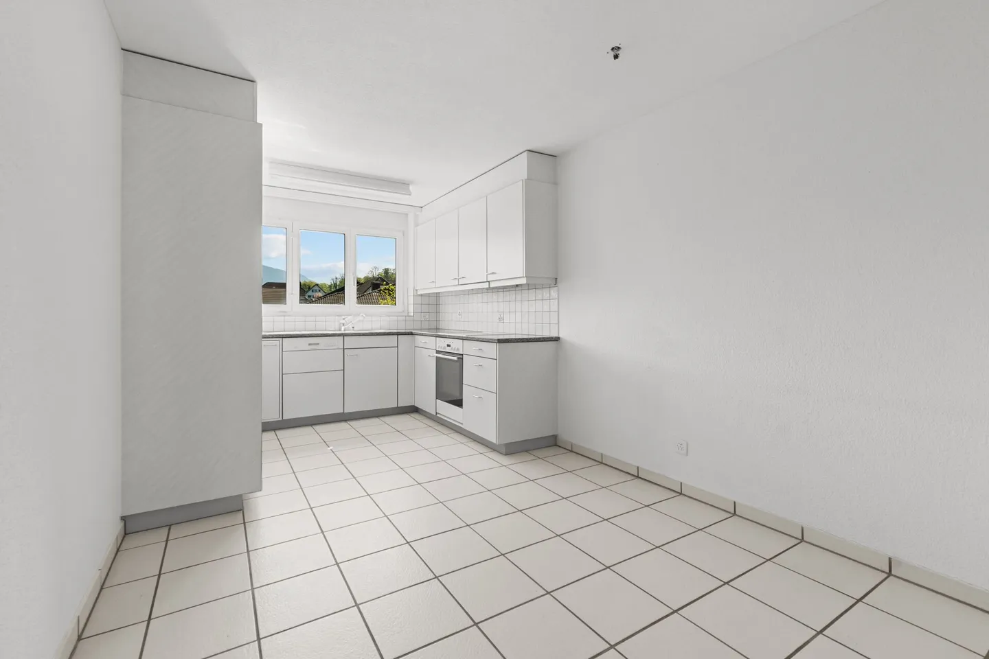 Bright 3.5-room apartment with sunny balcony and view into the greenery - Photo 6 of 11