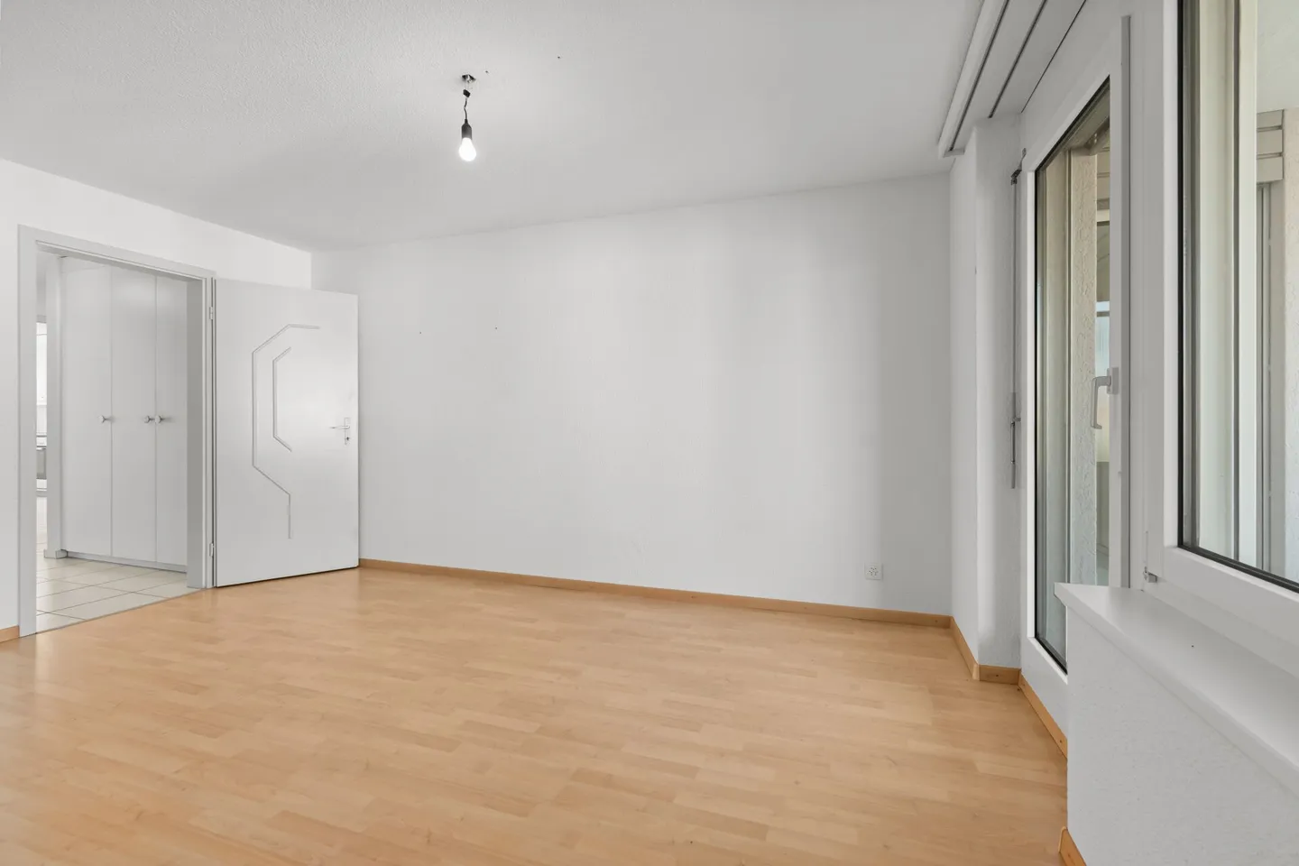 Bright 3.5-room apartment with sunny balcony and view into the greenery - Photo 8 of 11