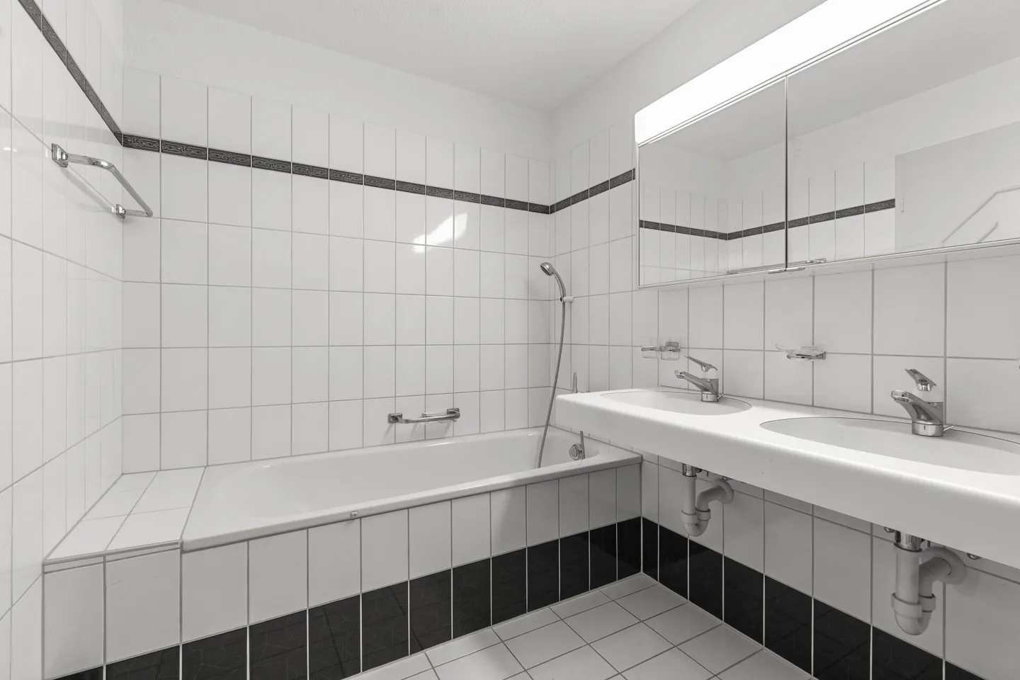 Bright 3.5-room apartment with sunny balcony and view into the greenery - Photo 10 of 11