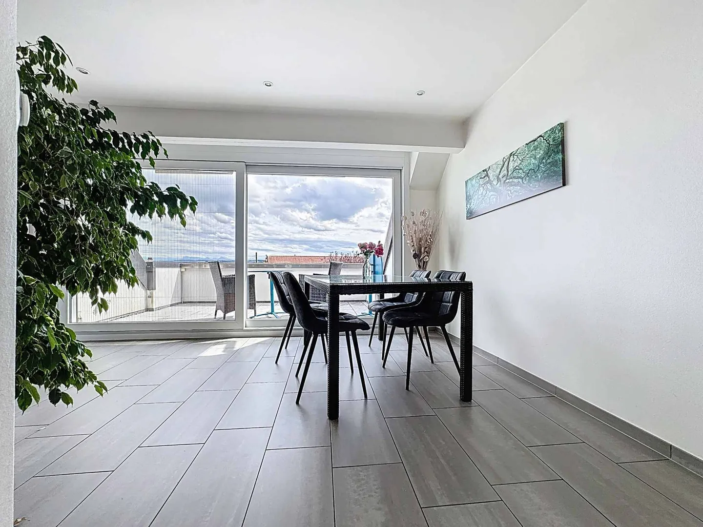 Penthouse avec 5,5 pièces, hauteur sous plafond élevée et jardin - Photo 3 sur 13