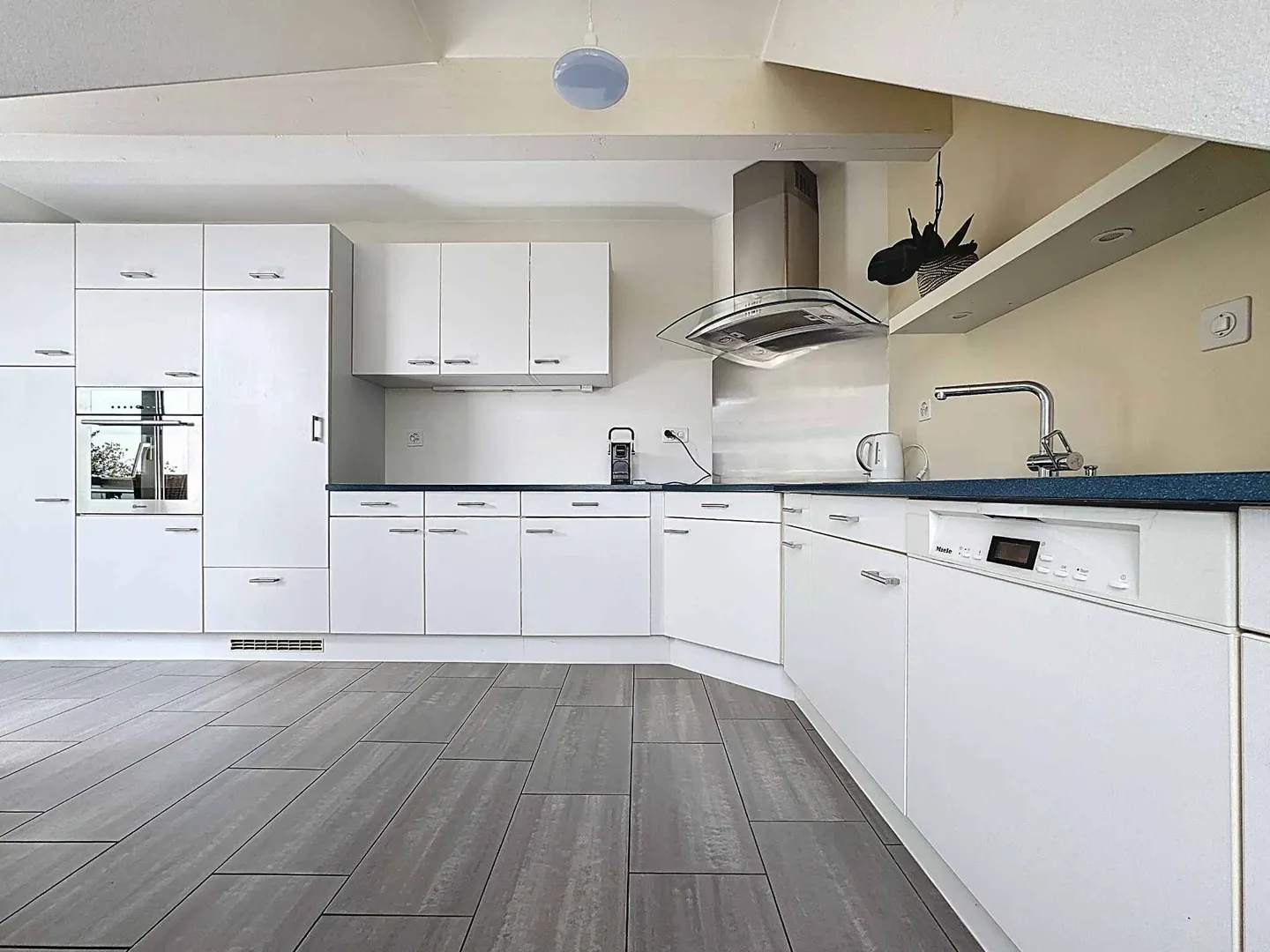 Penthouse avec 5,5 pièces, hauteur sous plafond élevée et jardin - Photo 4 sur 13