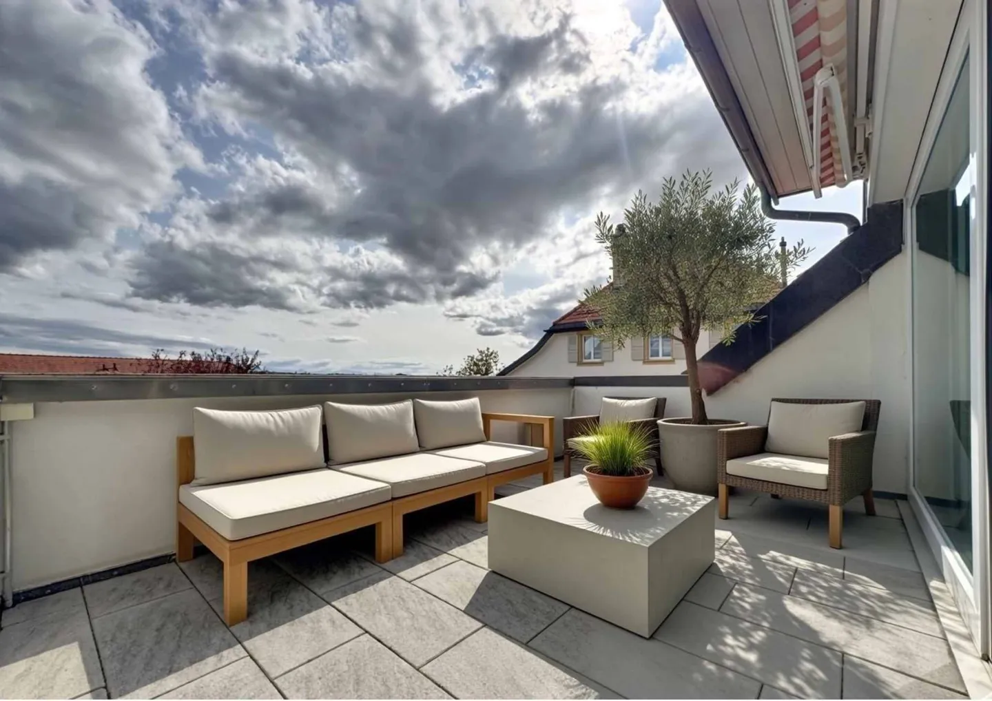 Penthouse avec 5,5 pièces, hauteur sous plafond élevée et jardin - Photo 9 sur 13