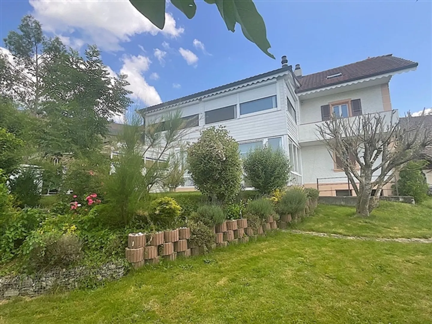 Large single-family house 325 m2, divided into two apartments. - Photo 1 of 13