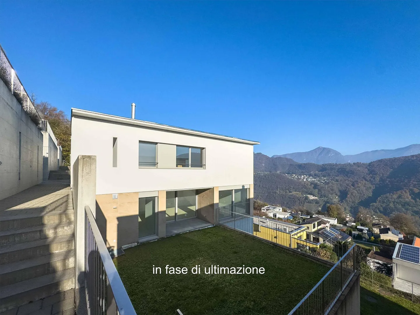 Villa con giardino ad Agra - Foto 1 di 9