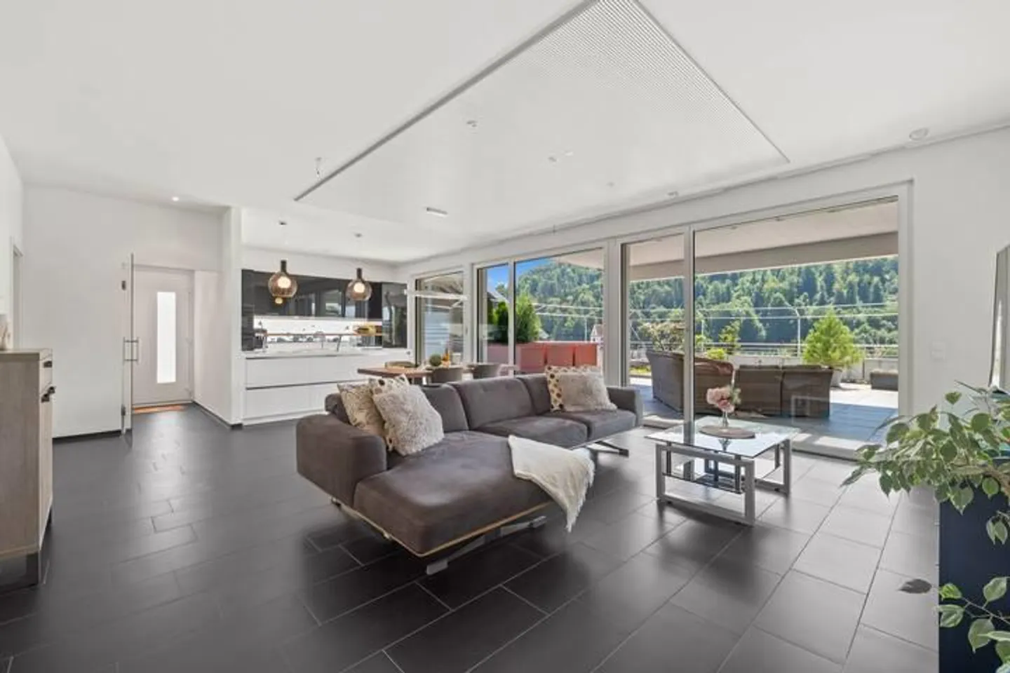 Noble Terrace Spectacle - Photo 3 of 8