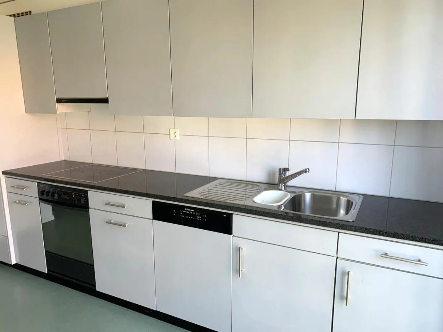 The perfect apartment with a modern kitchen, a cozy balcony... - Photo 2 of 16
