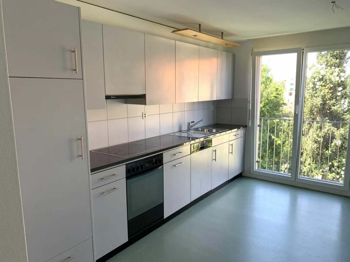 The perfect apartment with a modern kitchen, a cozy balcony... - Photo 3 of 16