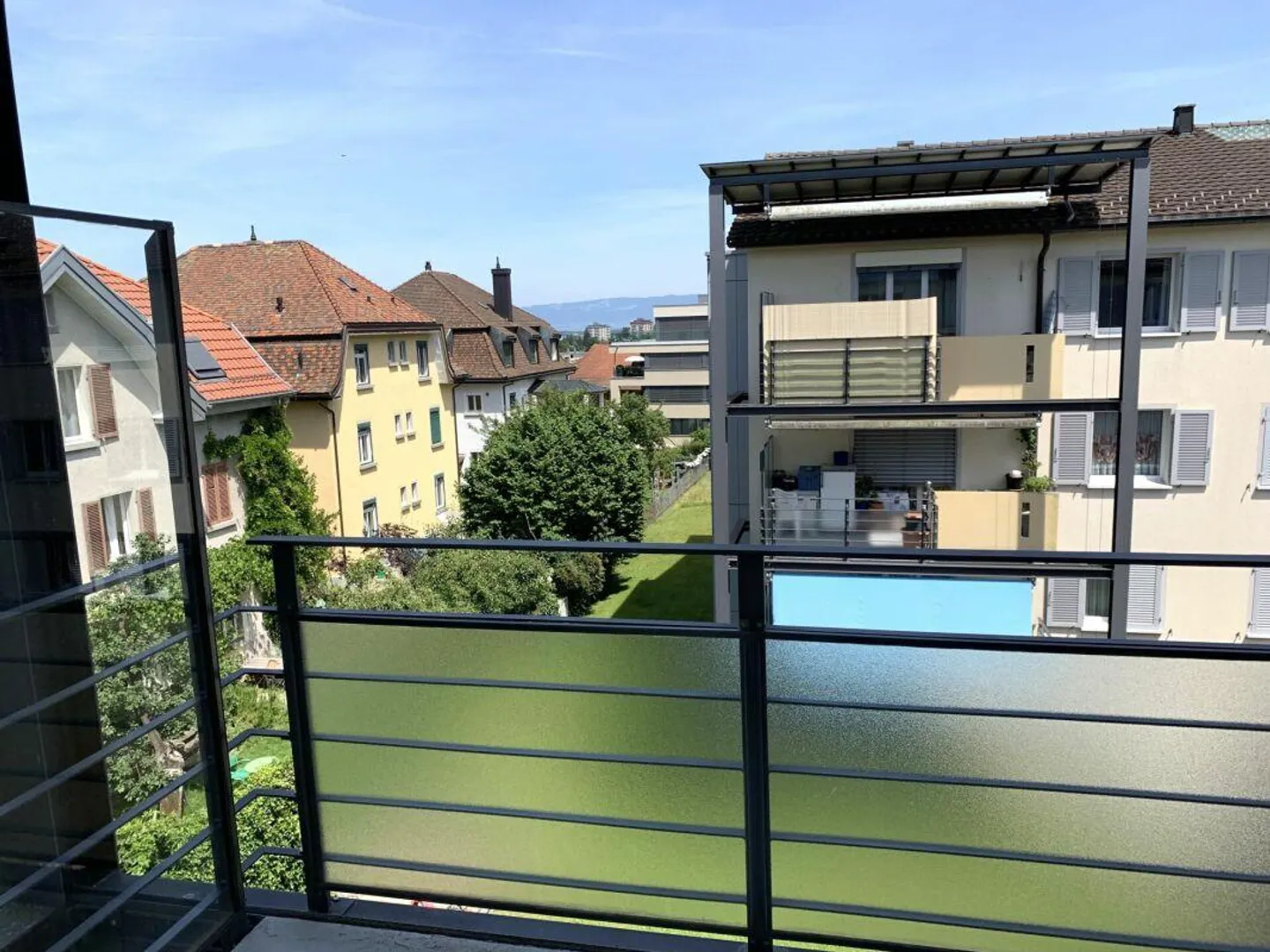 The perfect apartment with a modern kitchen, a cozy balcony... - Photo 8 of 16