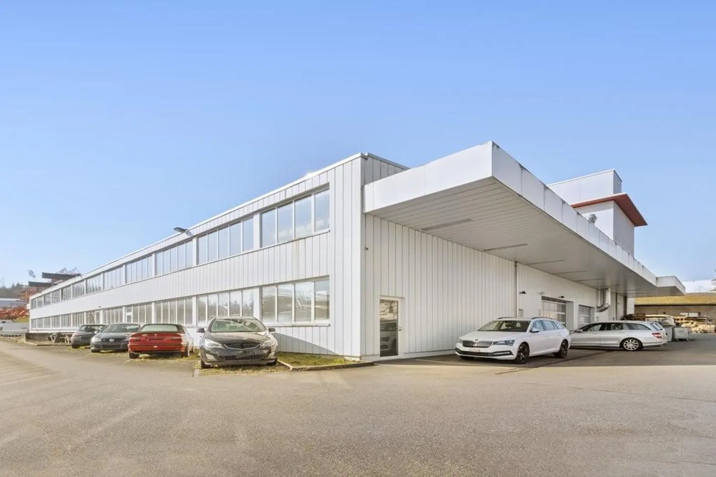 Beaucoup d'espace pour votre idée d'entreprise - grande halle commerciale à louer - Photo 1 sur 9