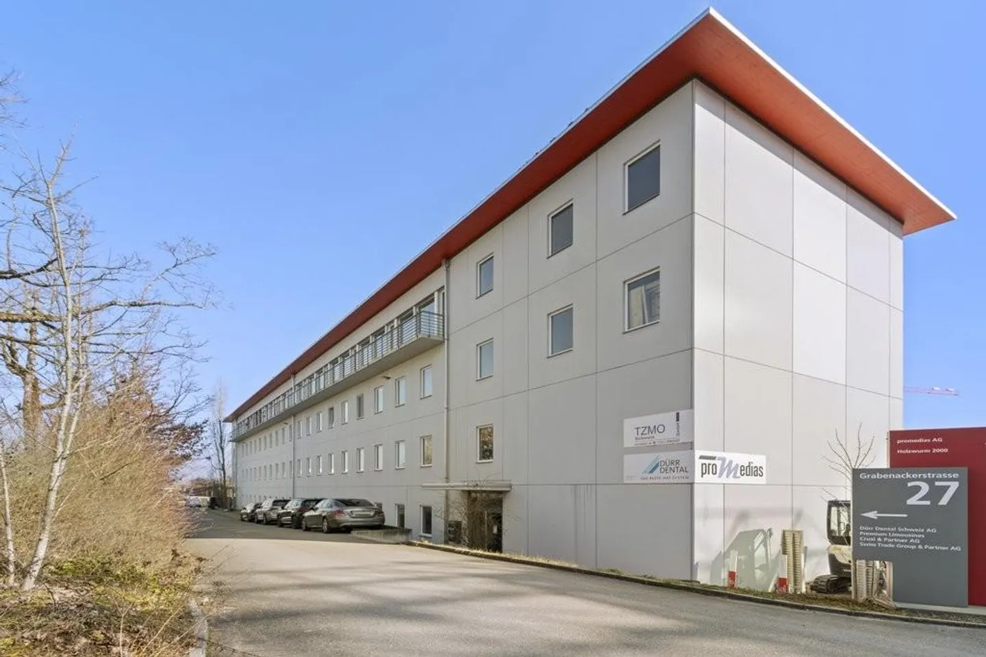 Beaucoup d'espace pour votre idée d'entreprise - grande halle commerciale à louer - Photo 2 sur 9
