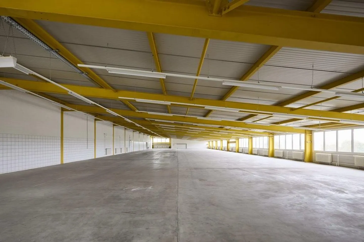 Beaucoup d'espace pour votre idée d'entreprise - grande halle commerciale à louer - Photo 3 sur 9