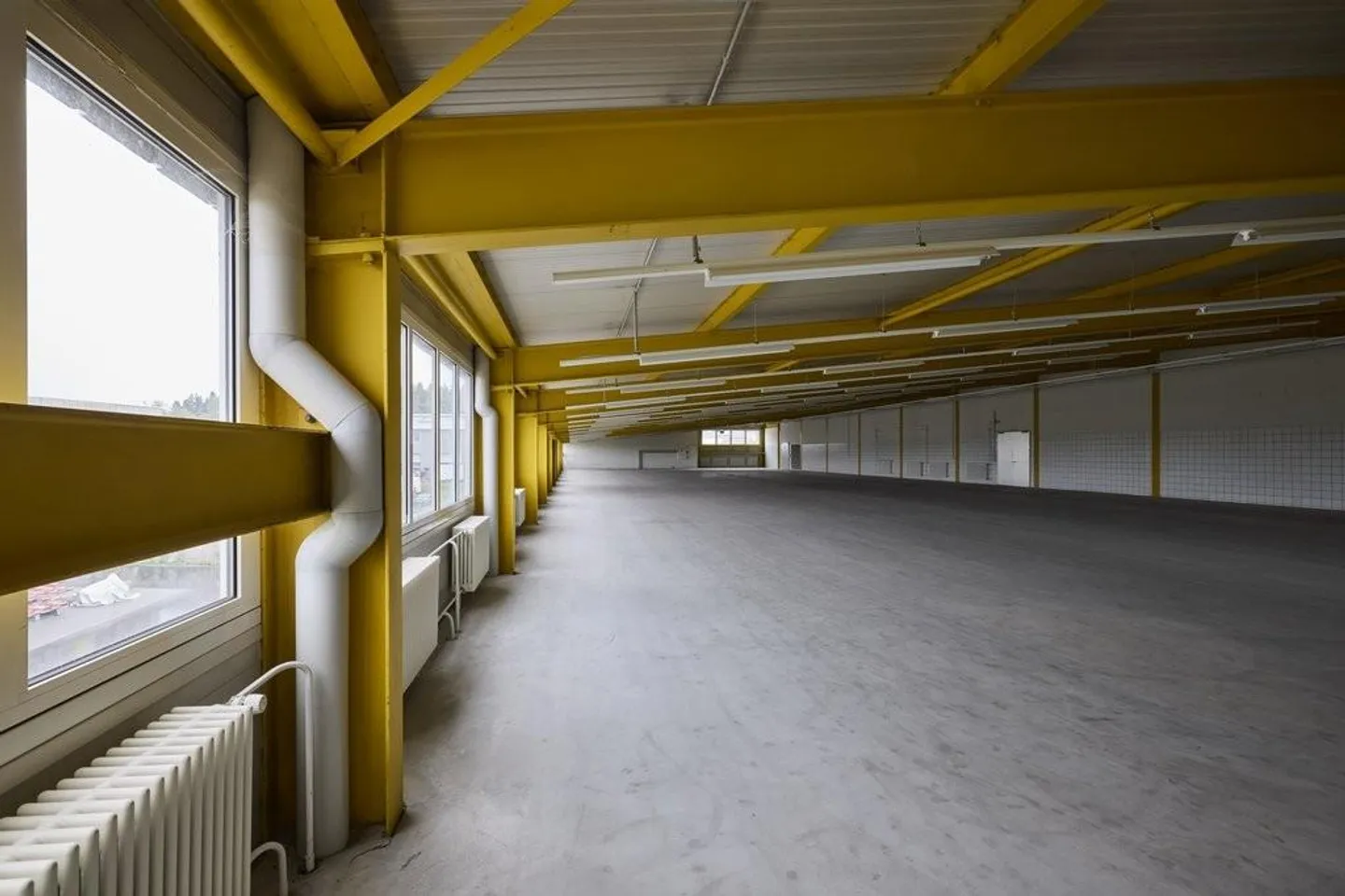 Beaucoup d'espace pour votre idée d'entreprise - grande halle commerciale à louer - Photo 4 sur 9