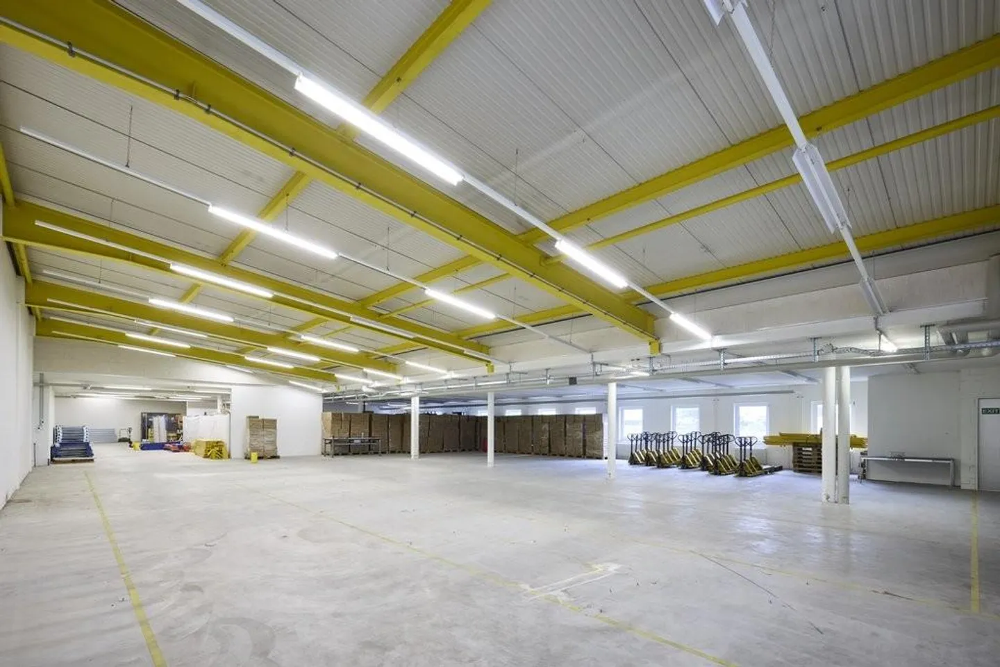 Beaucoup d'espace pour votre idée d'entreprise - grande halle commerciale à louer - Photo 5 sur 9