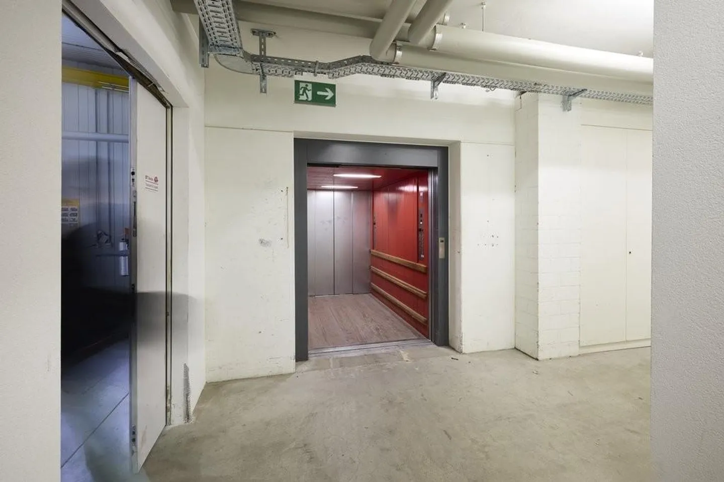 Beaucoup d'espace pour votre idée d'entreprise - grande halle commerciale à louer - Photo 8 sur 9