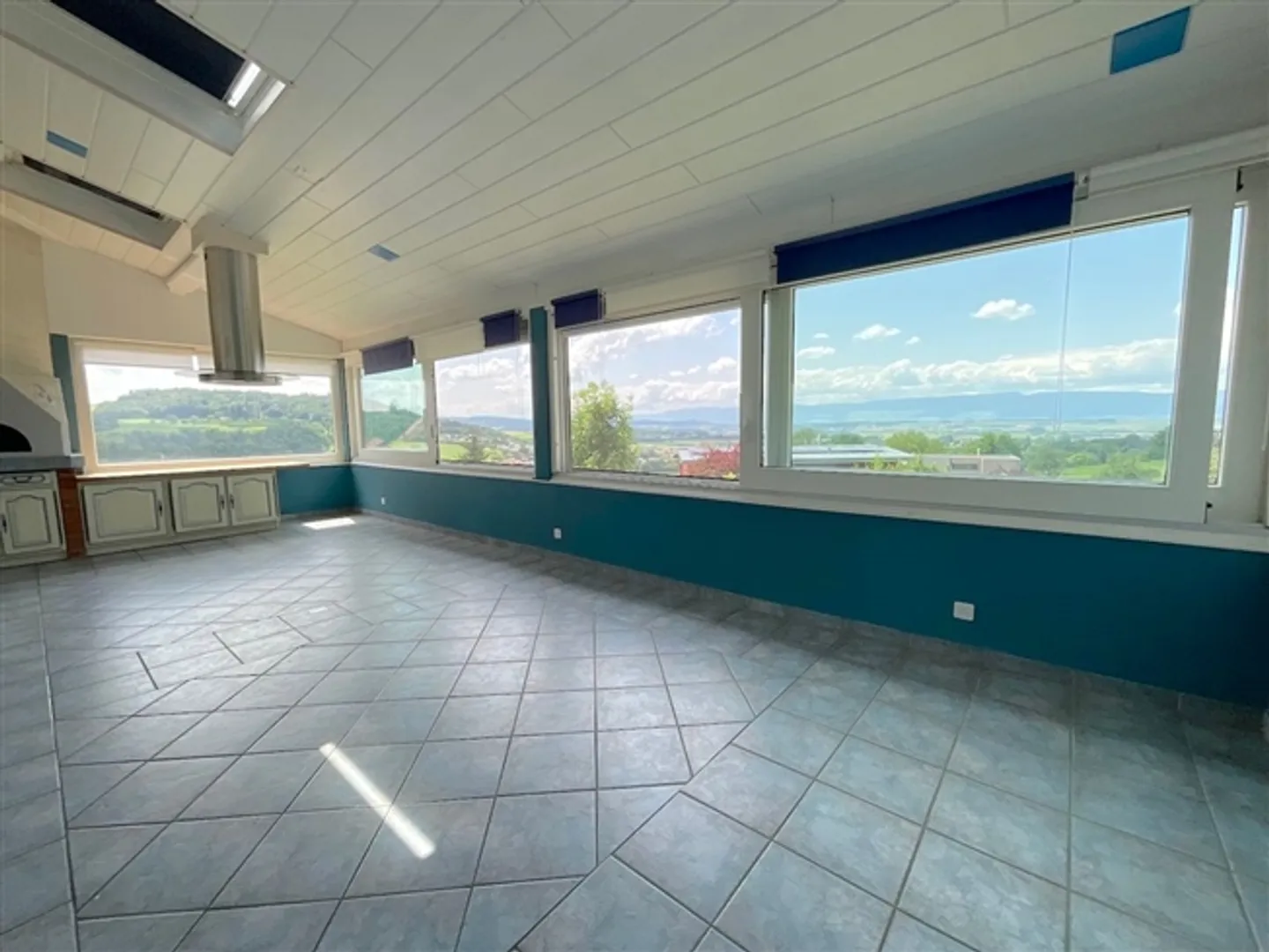 Large single-family house 325 m2, divided into two apartments. - Photo 5 of 13