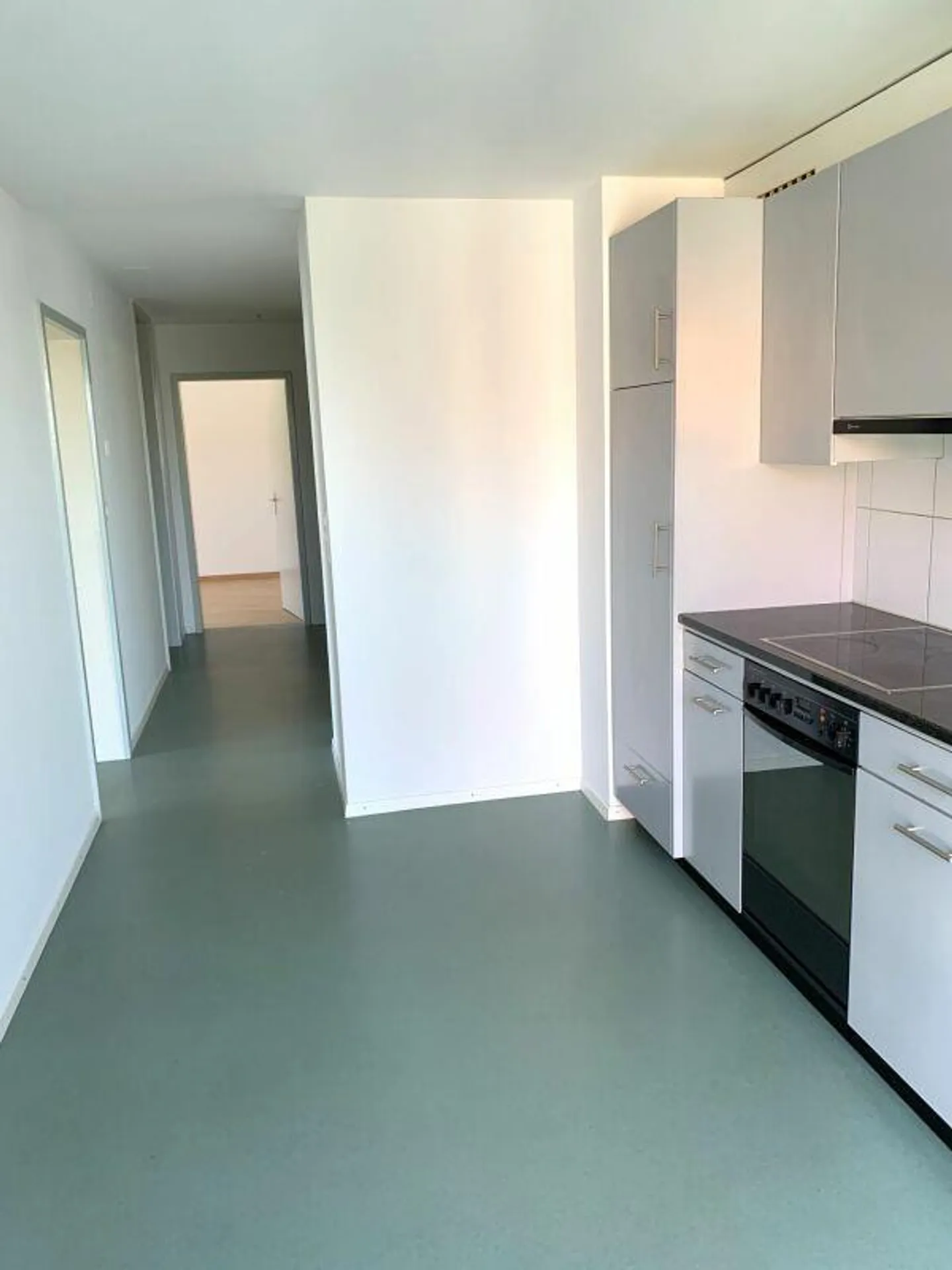 The perfect apartment with a modern kitchen, a cozy balcony... - Photo 12 of 16