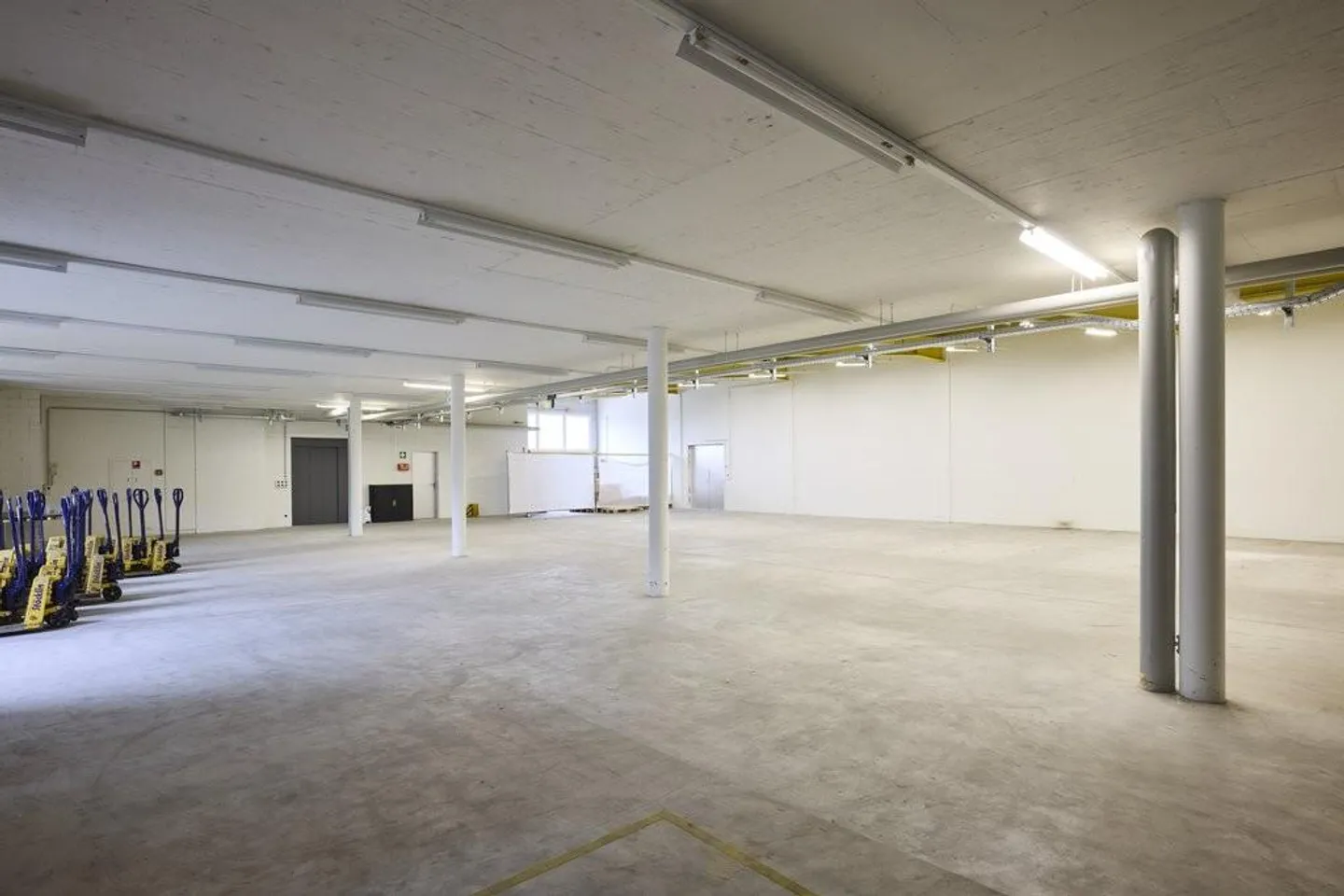 Beaucoup d'espace pour votre idée d'entreprise - grande halle commerciale à louer - Photo 6 sur 9