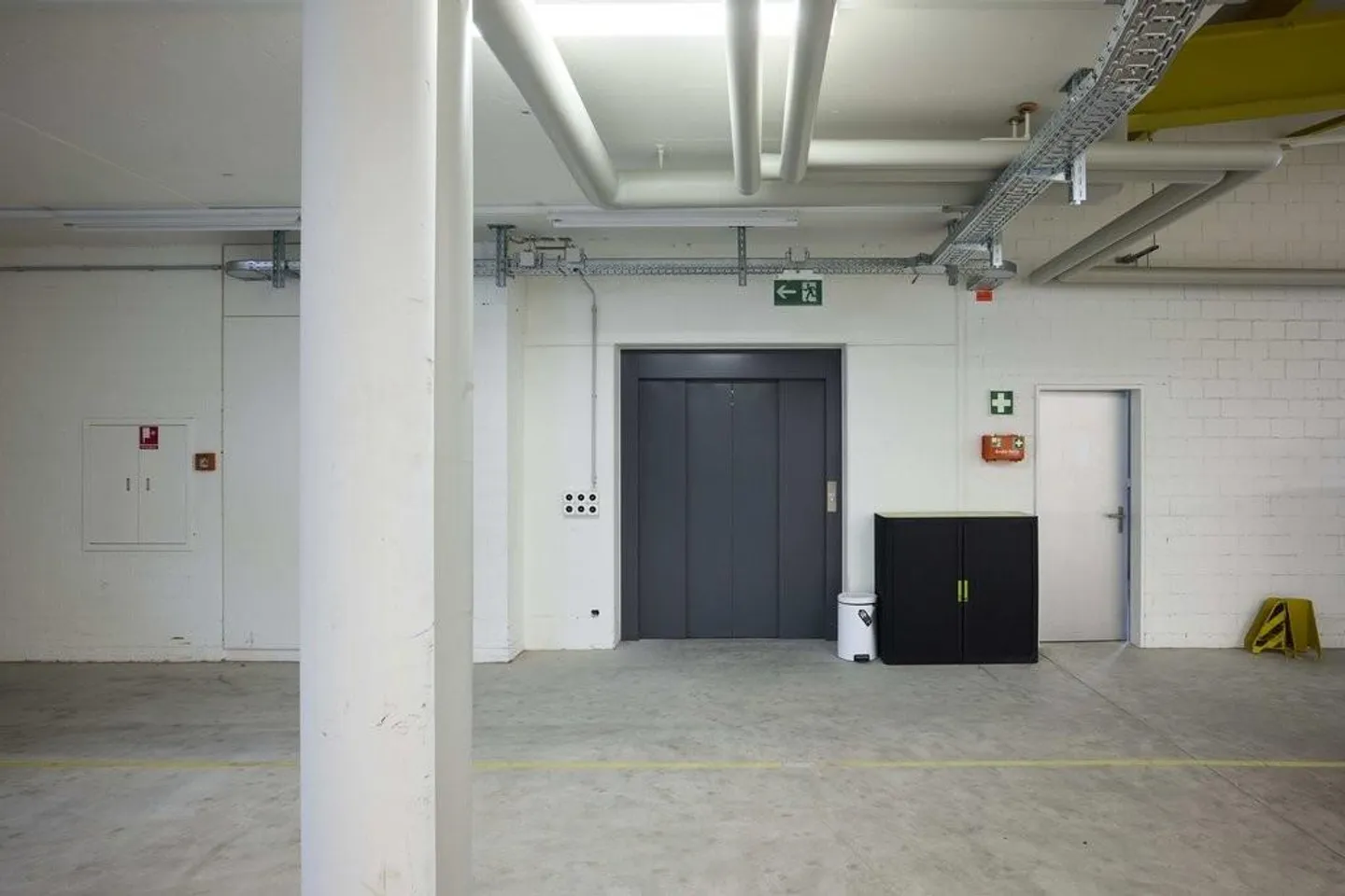 Beaucoup d'espace pour votre idée d'entreprise - grande halle commerciale à louer - Photo 7 sur 9