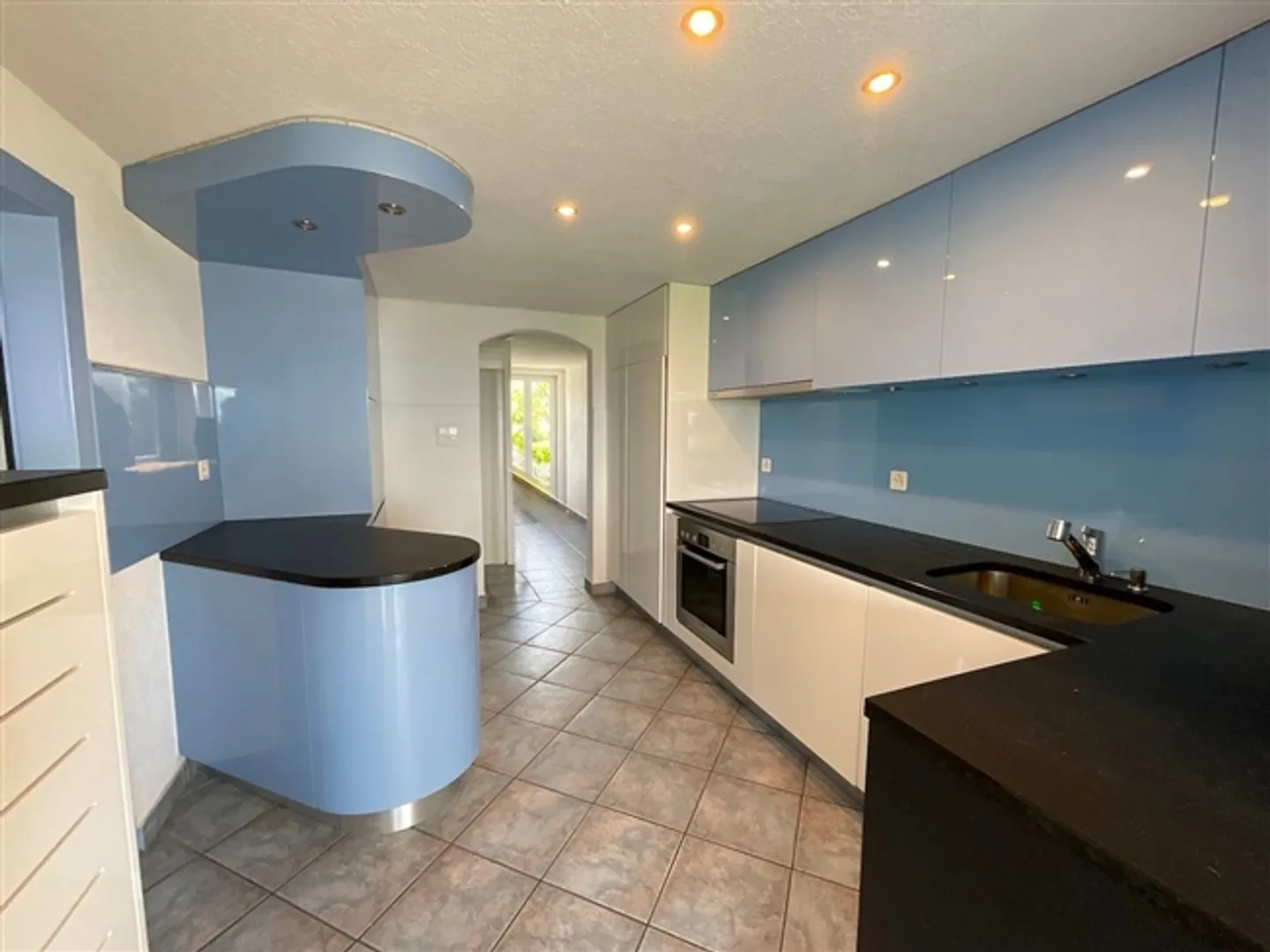 Large single-family house 325 m2, divided into two apartments. - Photo 6 of 13