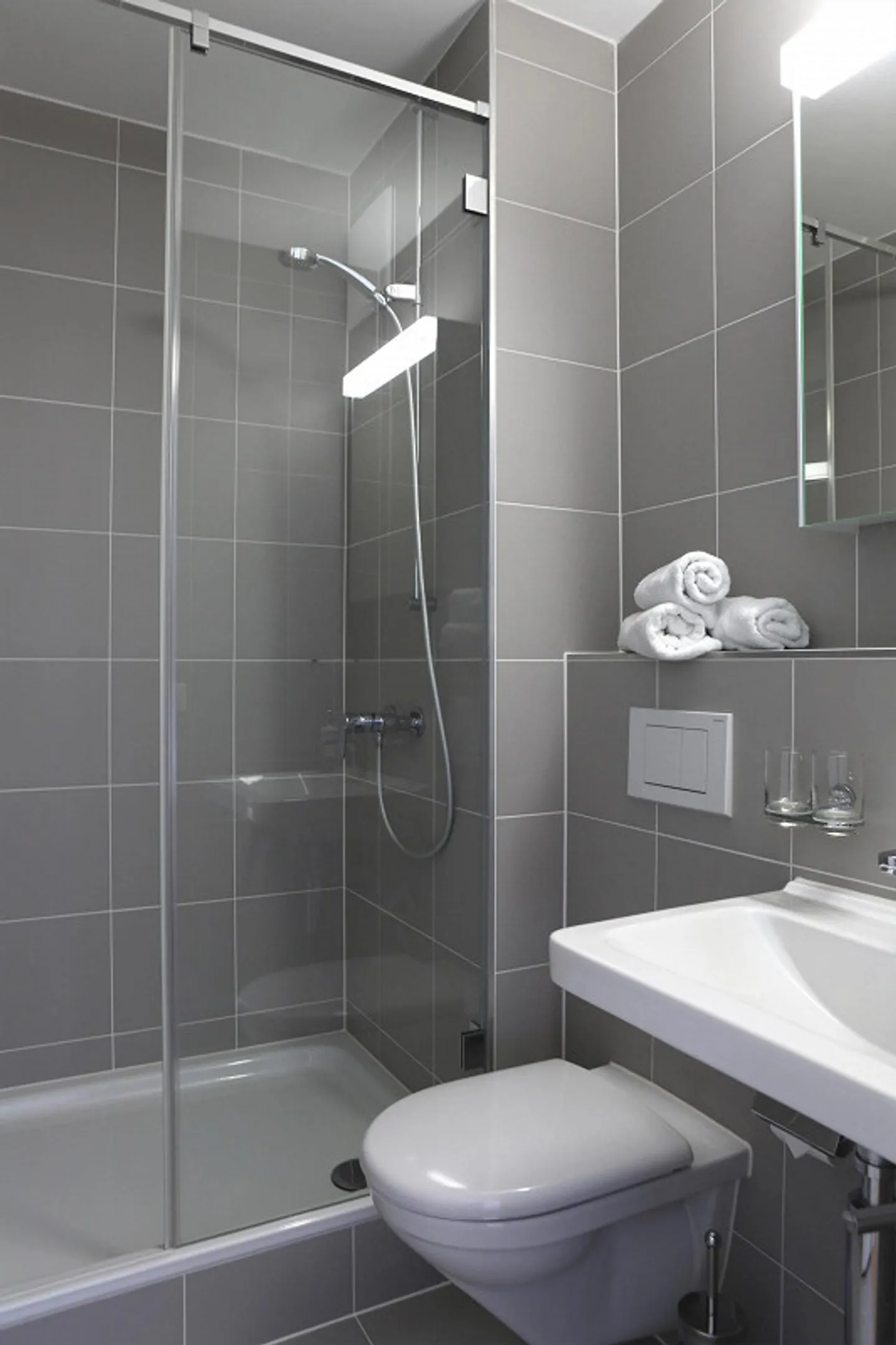 Möblierte Dachwohnung mit Balkon - Foto 3 von 8