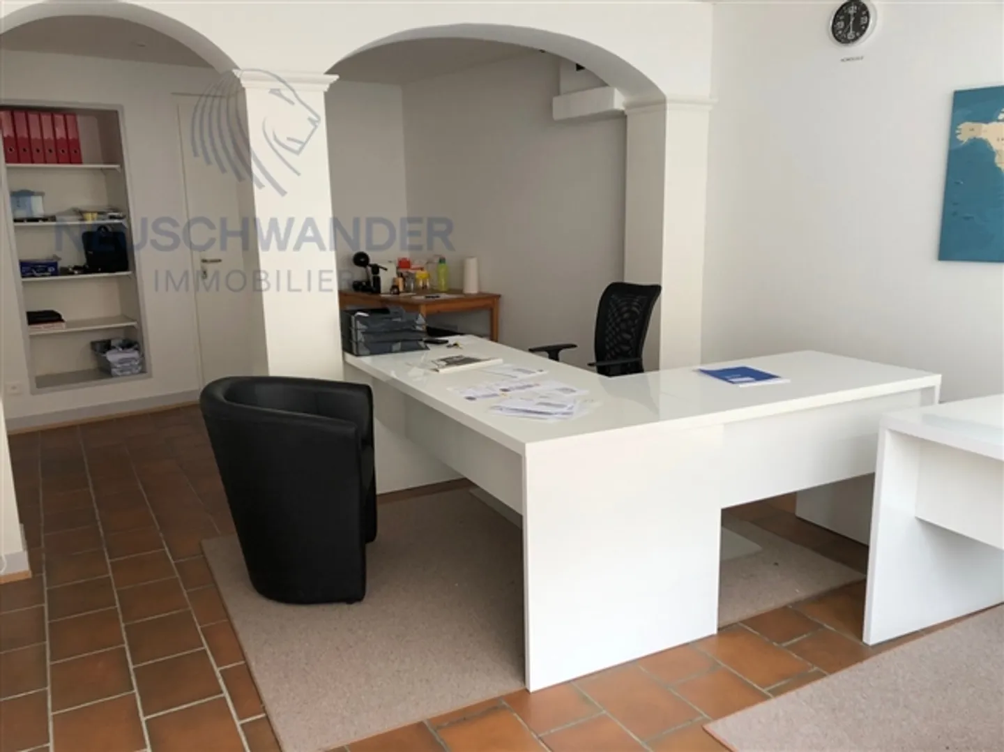 Zone commerciale avec grande vitrine et toilettes - Photo 2 sur 4