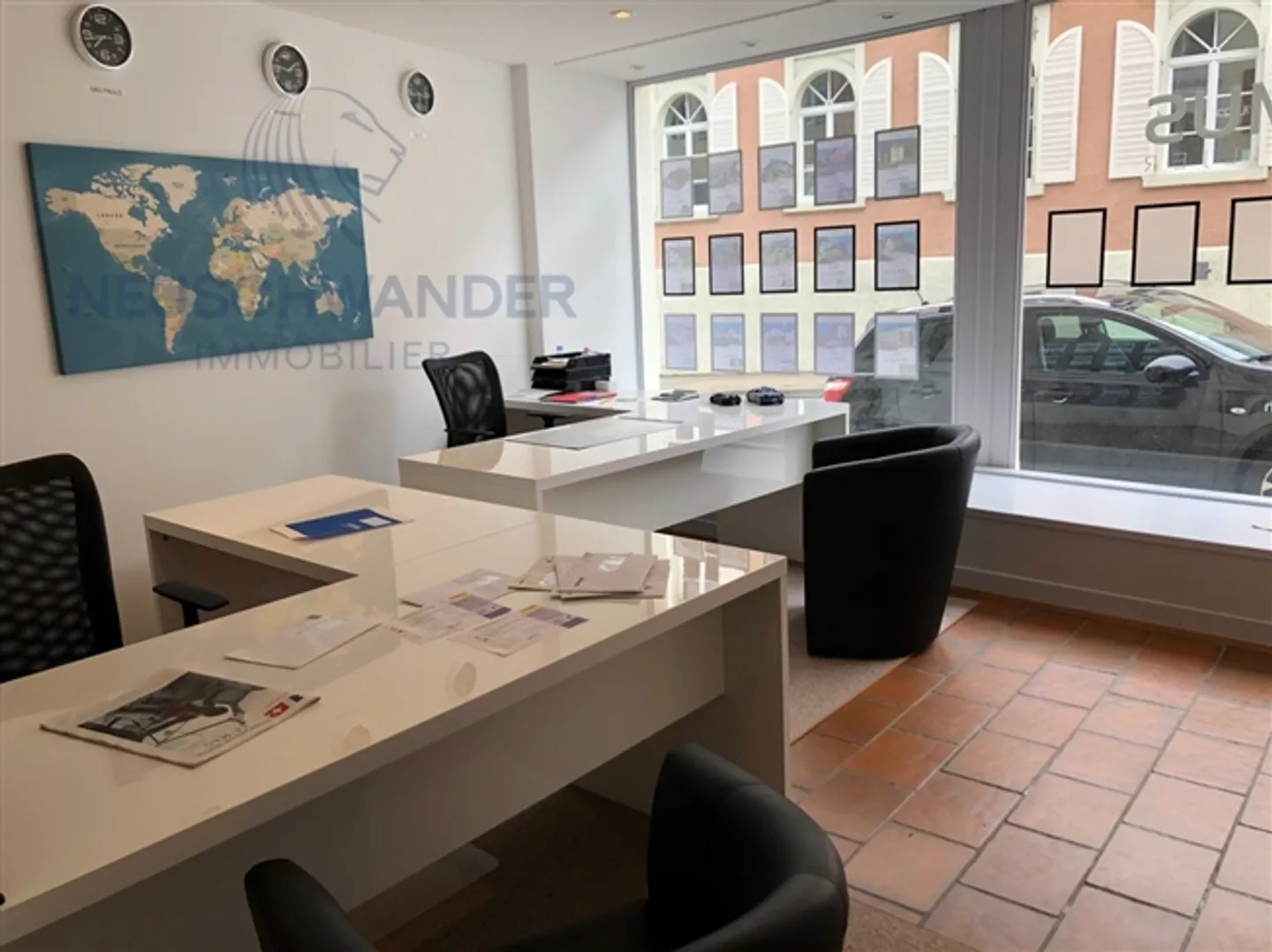 Zone commerciale avec grande vitrine et toilettes - Photo 3 sur 4