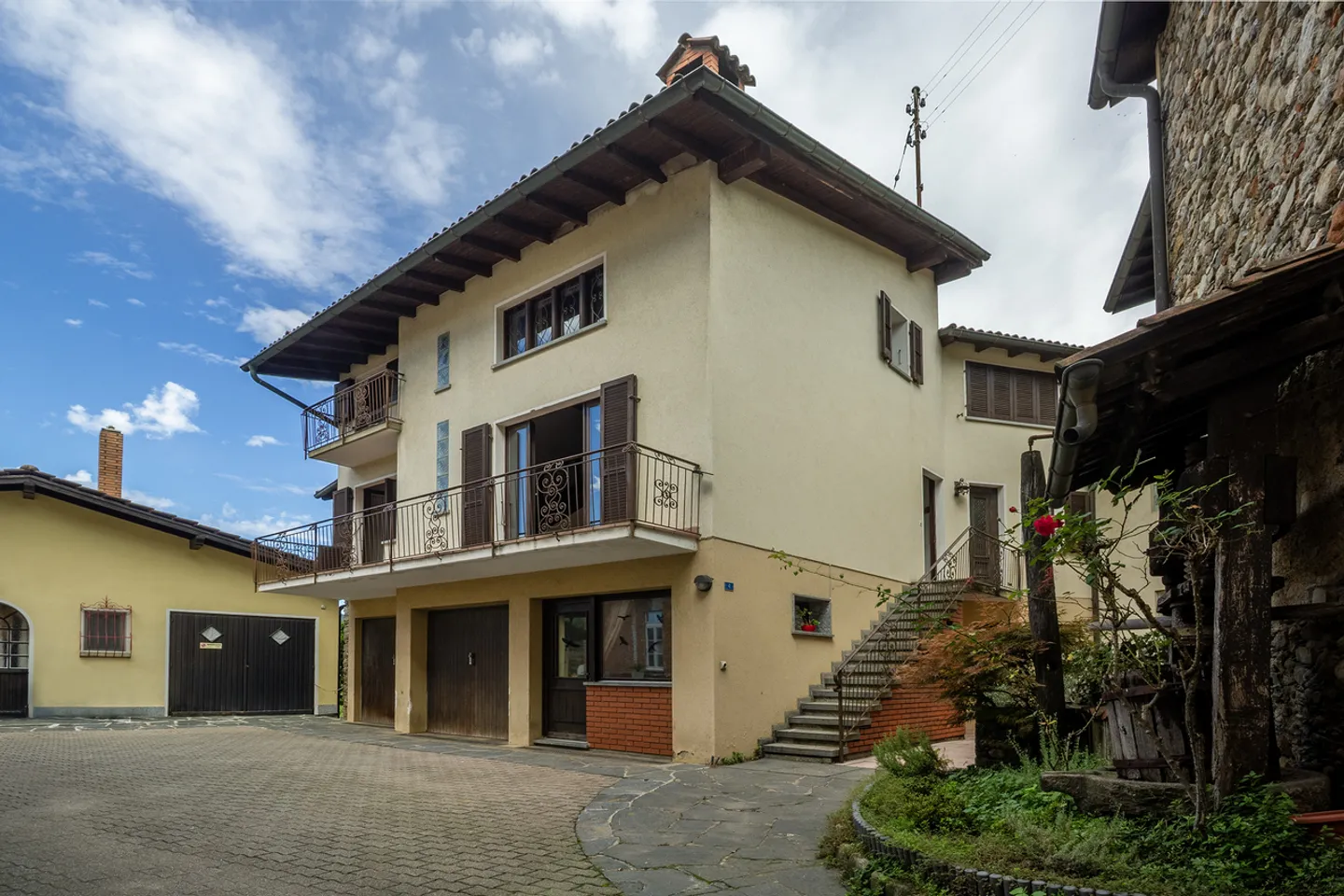 Maison de cœur confortable avec de grandes pièces - Photo 1 sur 8