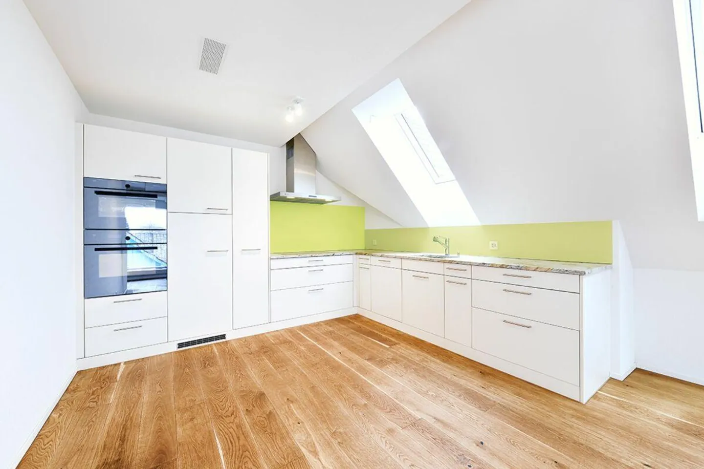 3.5-room attic apartment with loggia in Riedikon - Photo 4 of 10