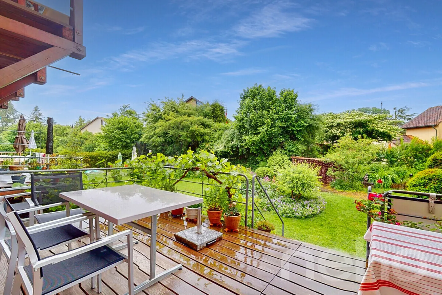 Casa a schiera spaziosa con bellissimo giardino - Foto 2 di 13