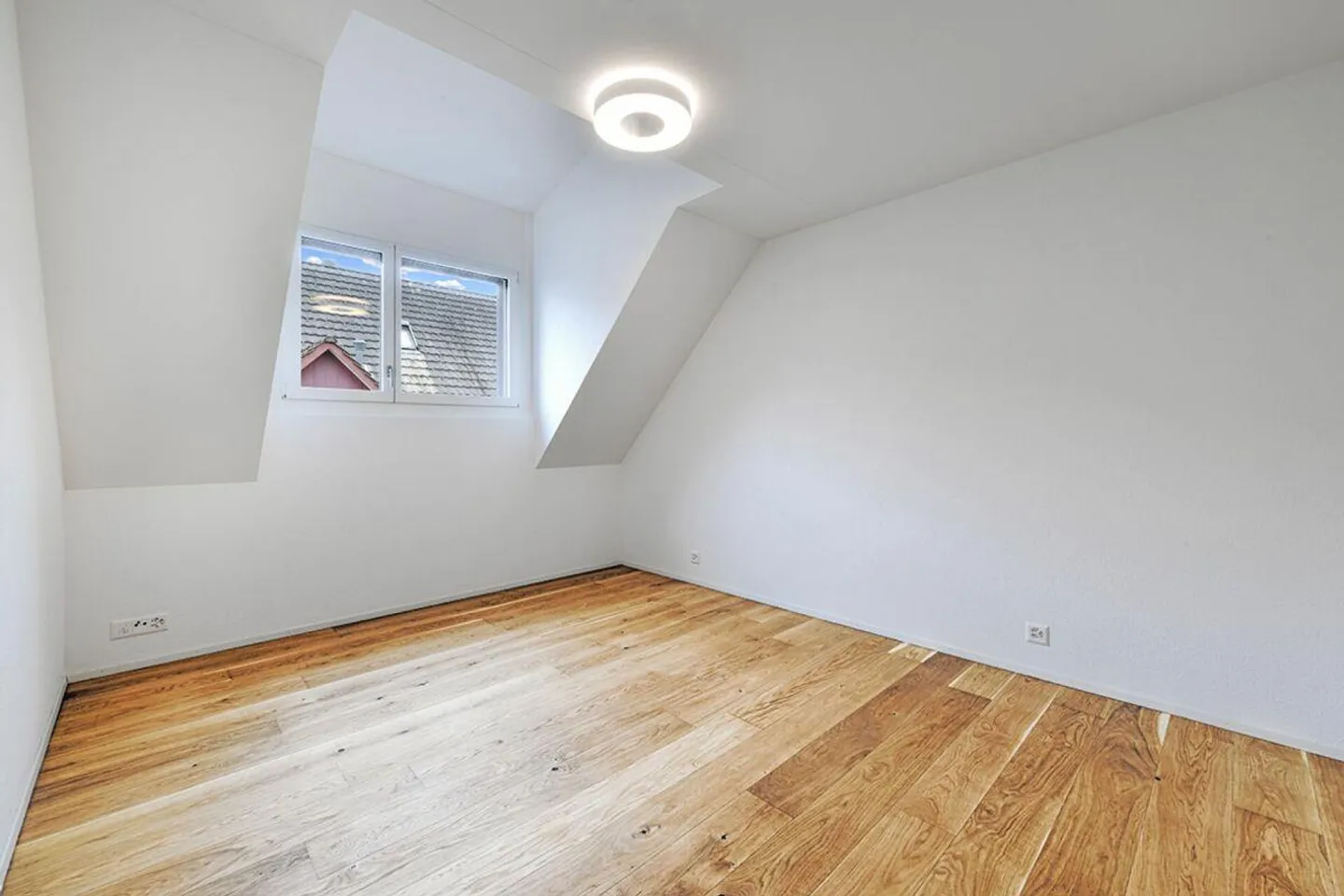 3.5-room attic apartment with loggia in Riedikon - Photo 6 of 10