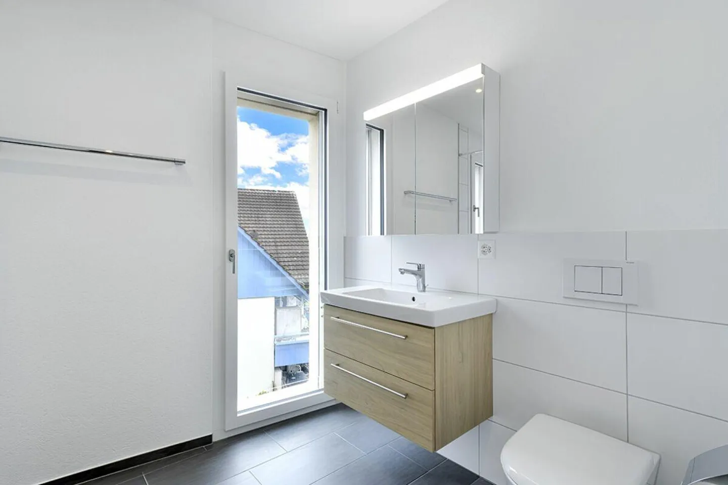 3.5-room attic apartment with loggia in Riedikon - Photo 7 of 10