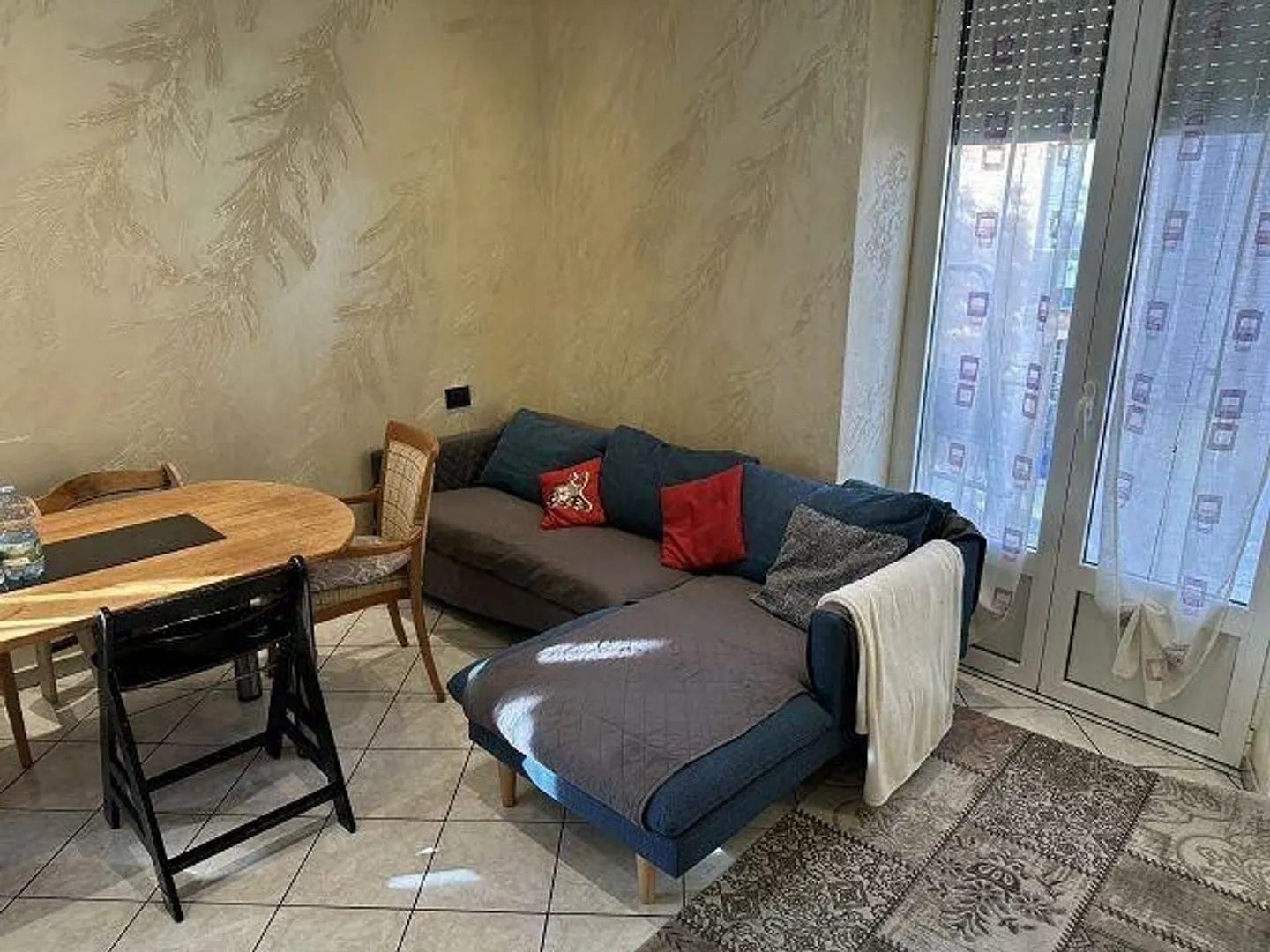 Renovated 3.5 Room Apartment on the 2nd Floor near the Train Station - Photo 2 of 13