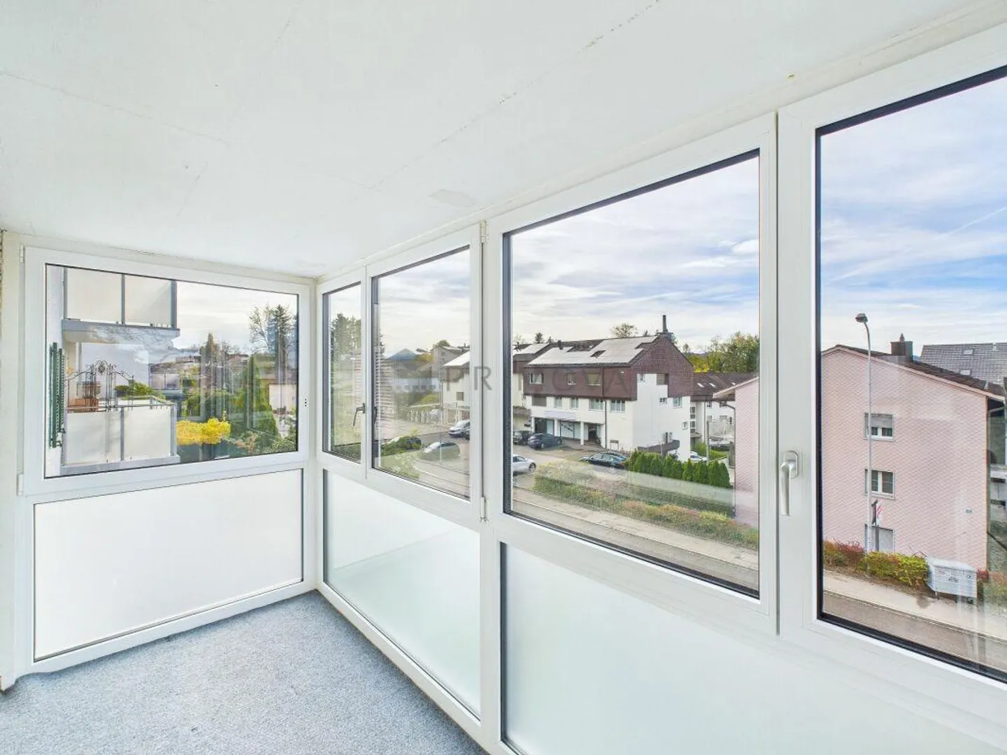 Spacious Living in a Semi-Detached Family House in a Quiet Location - Photo 4 of 15