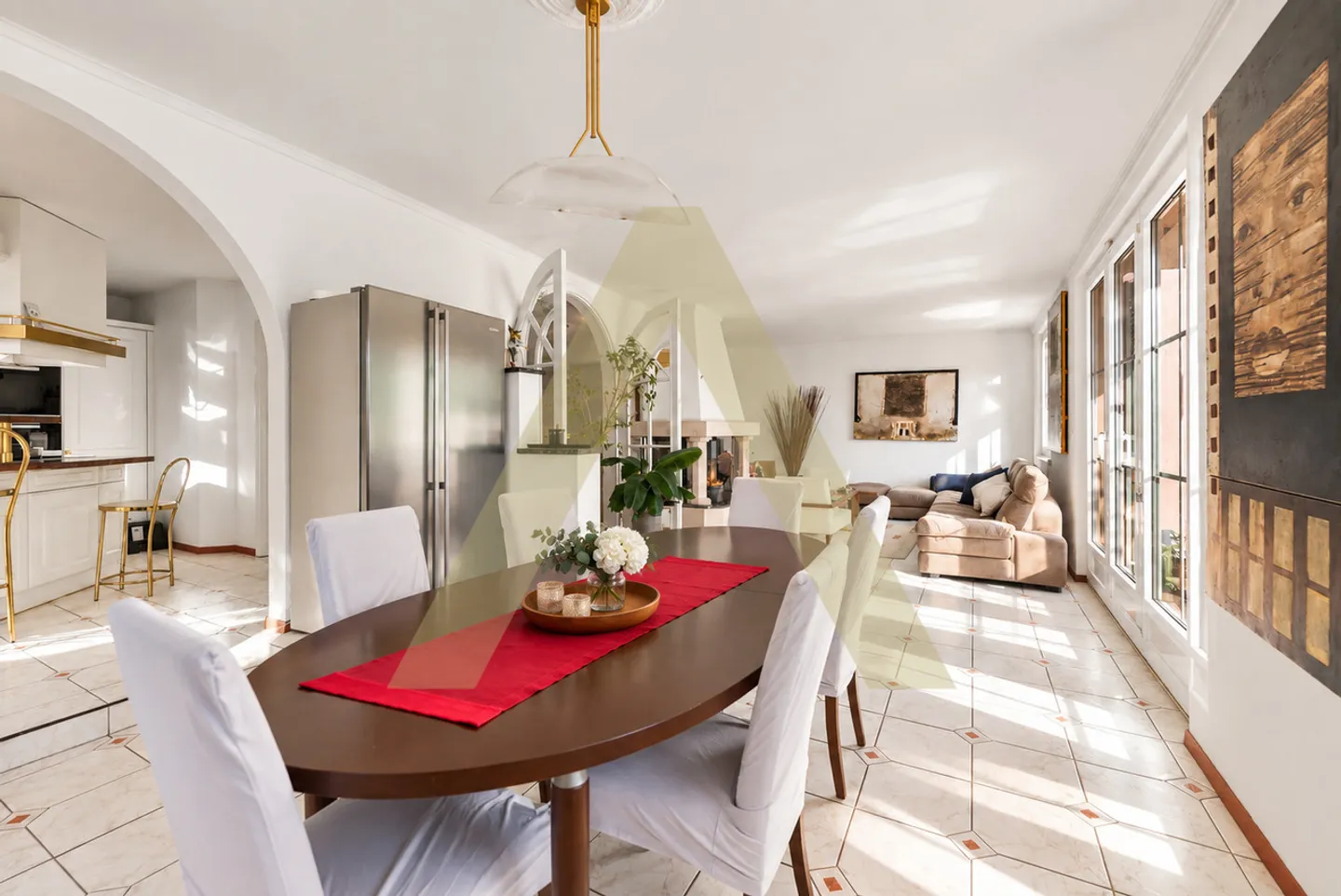 A villa with exceptional volumes, a stone's throw from the beach - Photo 5 of 15