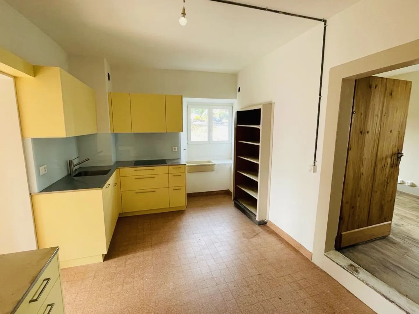 Stylish 4-Room Apartment with Charm and Cozy Atmosphere - Photo 7 of 12