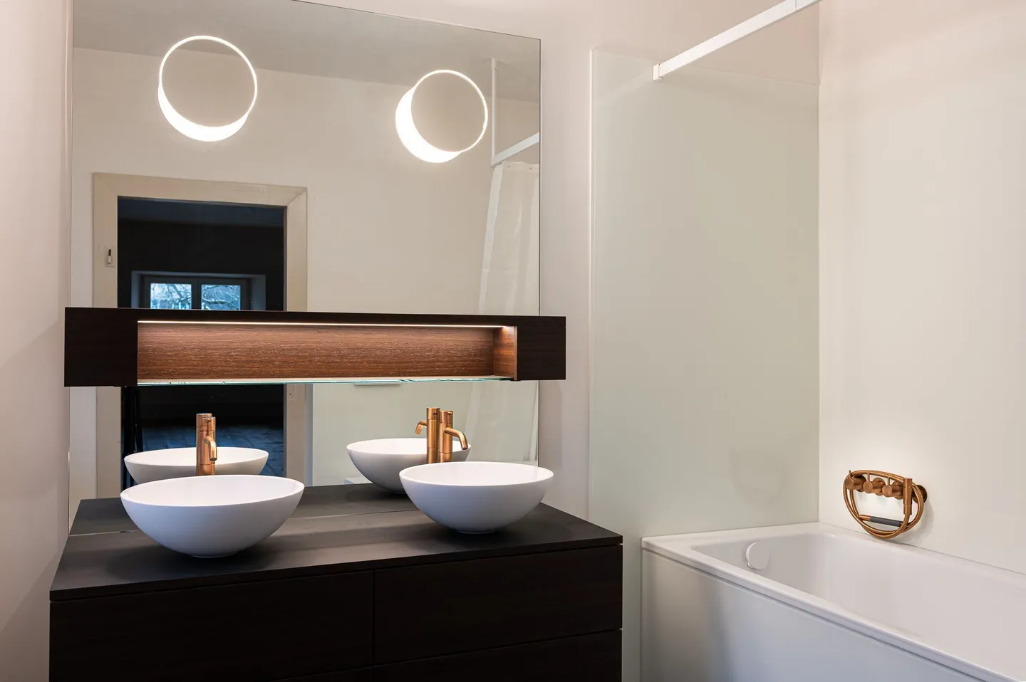 Stylish 4-Room Apartment with Charm and Cozy Atmosphere - Photo 9 of 12