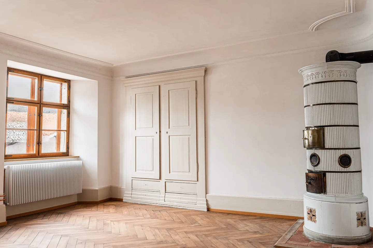 Stylish 4-Room Apartment with Charm and Cozy Atmosphere - Photo 4 of 12