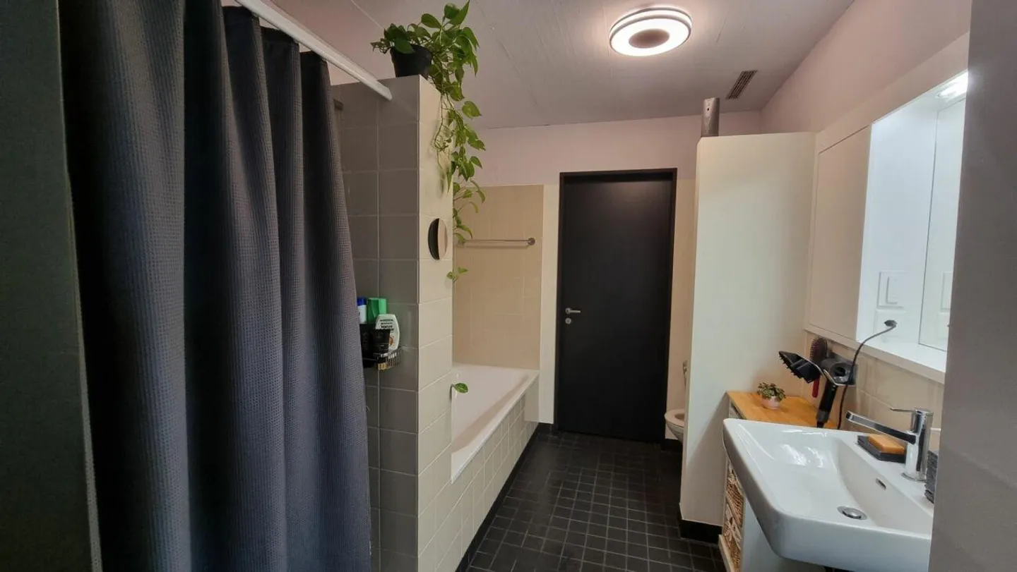 Spacious & Bright Apartment on the Raised Ground Floor - Photo 3 of 4